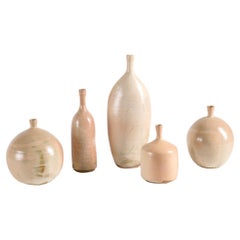 Eric Astoul, Gruppo di vasi in ceramica, smalto chiaro, La Borne, Francia, 2025