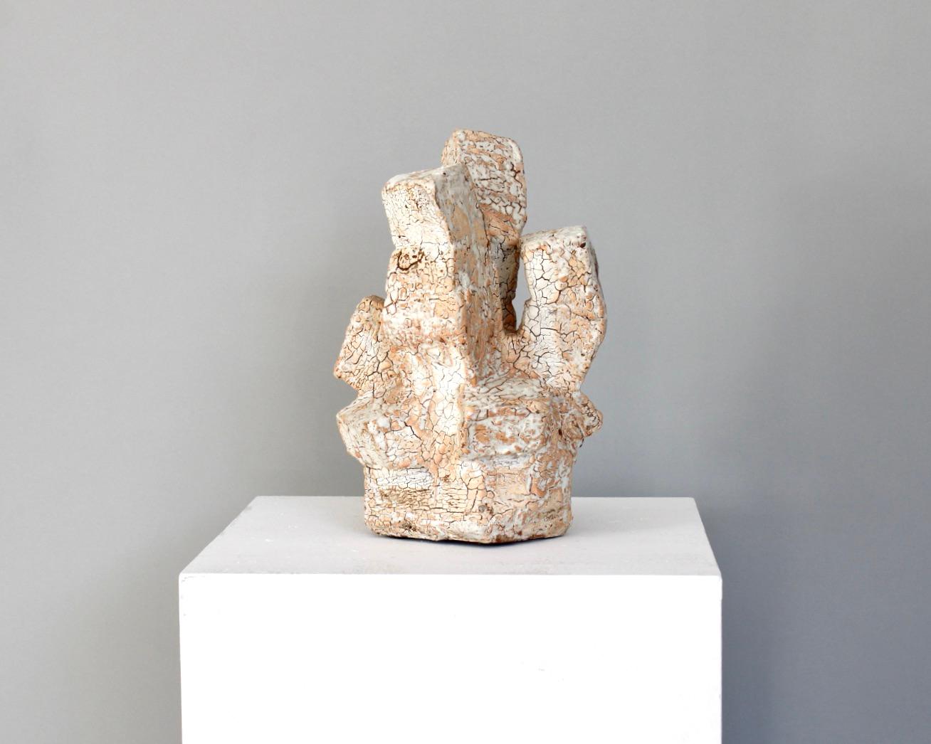 Eric Aston Französische abstrakte Keramikskulptur mit stark strukturierter und krakelierter  glasierte Oberfläche. Holz gebrannte Keramik .
Astoul lebt und arbeitet in LaBorne, Frankreich. 
