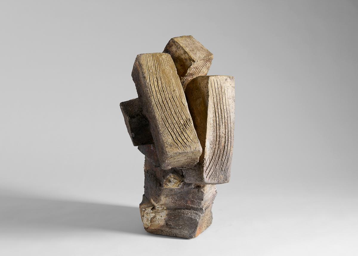 Le céramiste français Eric Astoul (né en 1954 au Maroc) imprègne ses sculptures de l'essence des faïences anciennes et modernes qu'il a rencontrées au cours de ses voyages en France, en Angleterre, au Japon et en Afrique. En 1982, après une