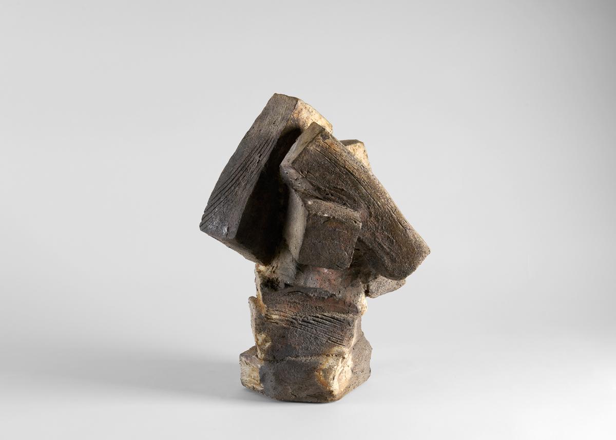 Der französische Keramiker Eric Astoul (*1954, Marokko) lässt in seine Skulpturen die Essenz alter und moderner Töpferwaren einfließen, die er auf seinen Reisen in Frankreich, England, Japan und Afrika kennengelernt hat. Nach seiner Ausbildung in