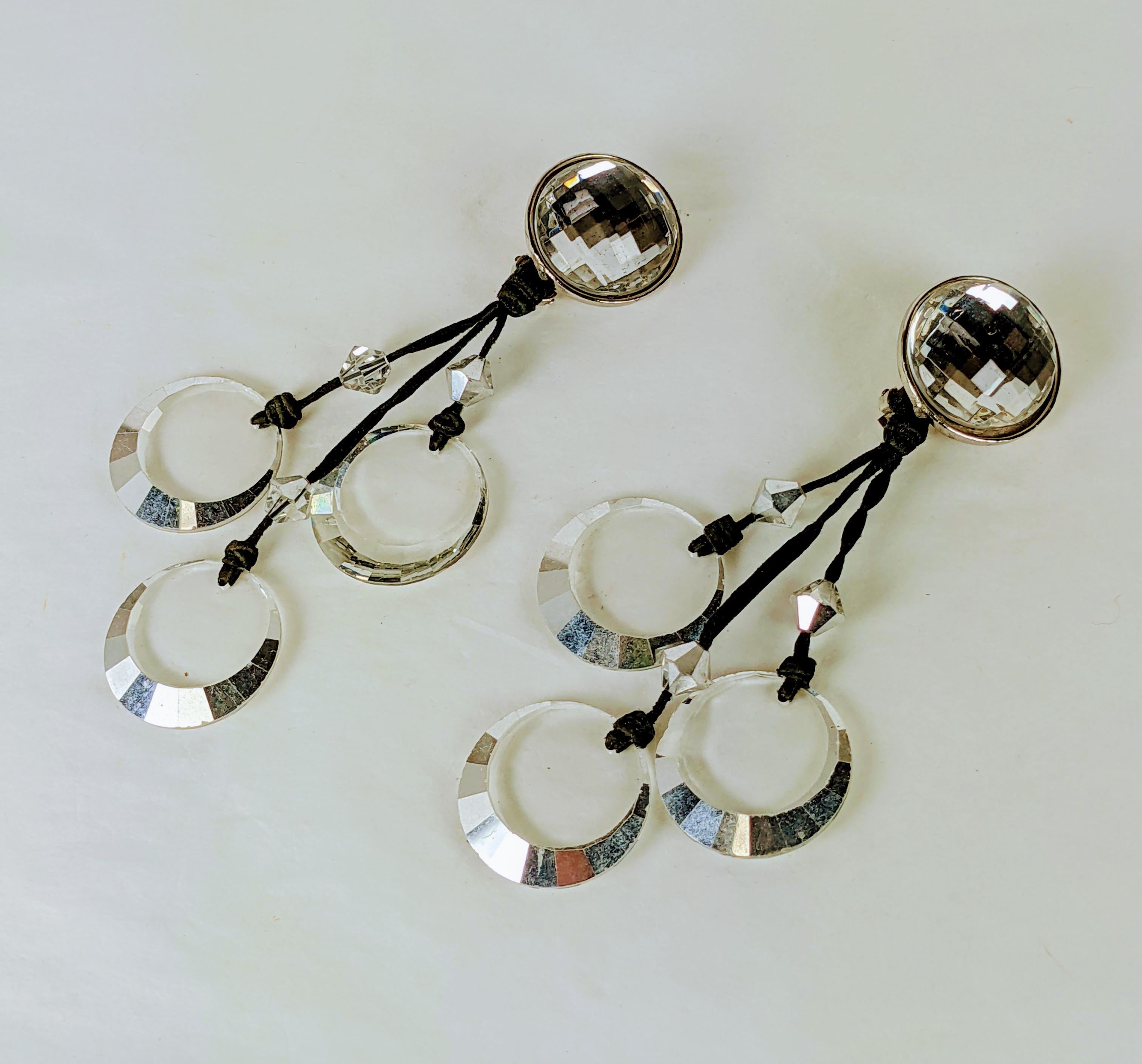 Boucles d'oreilles dramatiques Eric Beamon en cristal et daim des années 1980. Un grand cristal est serti sur l'oreille avec des pendentifs ronds en cristal aux bords argentés. Fermoirs à clips.  Elles proviennent de sa collection de signatures