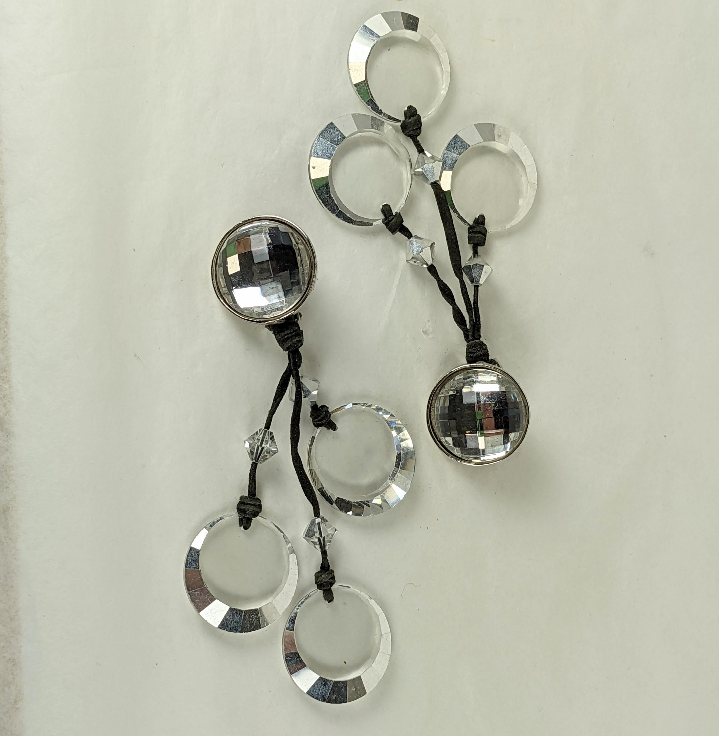 Eric Beamon Boucles d'oreilles en goutte en cristal et daim Excellent état - En vente à New York, NY