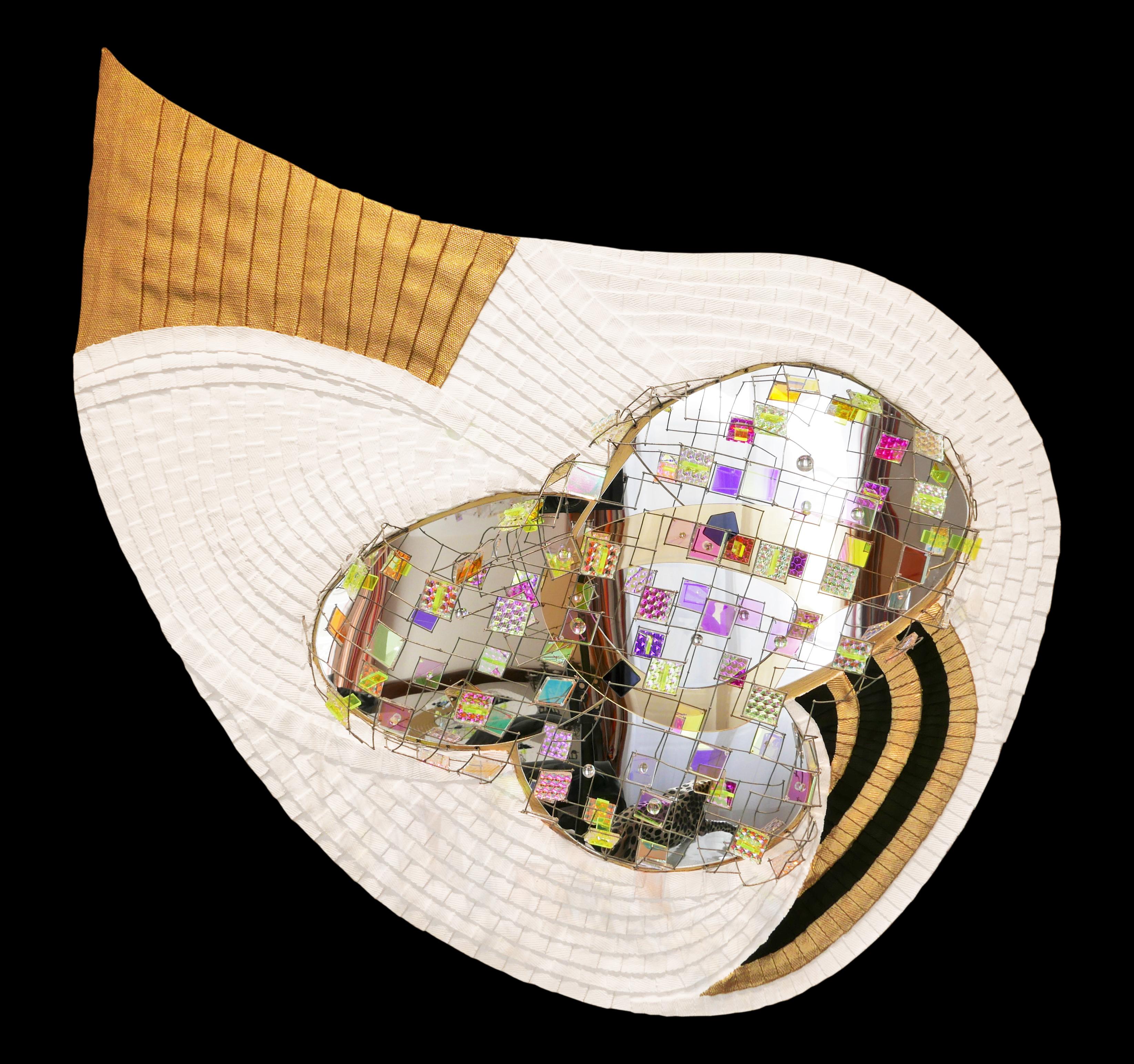Lin, sangle de lin, verre acrylique (miroir, irisé), gesso, cire dorée, fil de fer et peinture acrylique sur panneau

Eric Beauplace est un artiste plasticien contemporain français né en 1962 qui vit et travaille à Saint Germain-en-Laye, France. Le