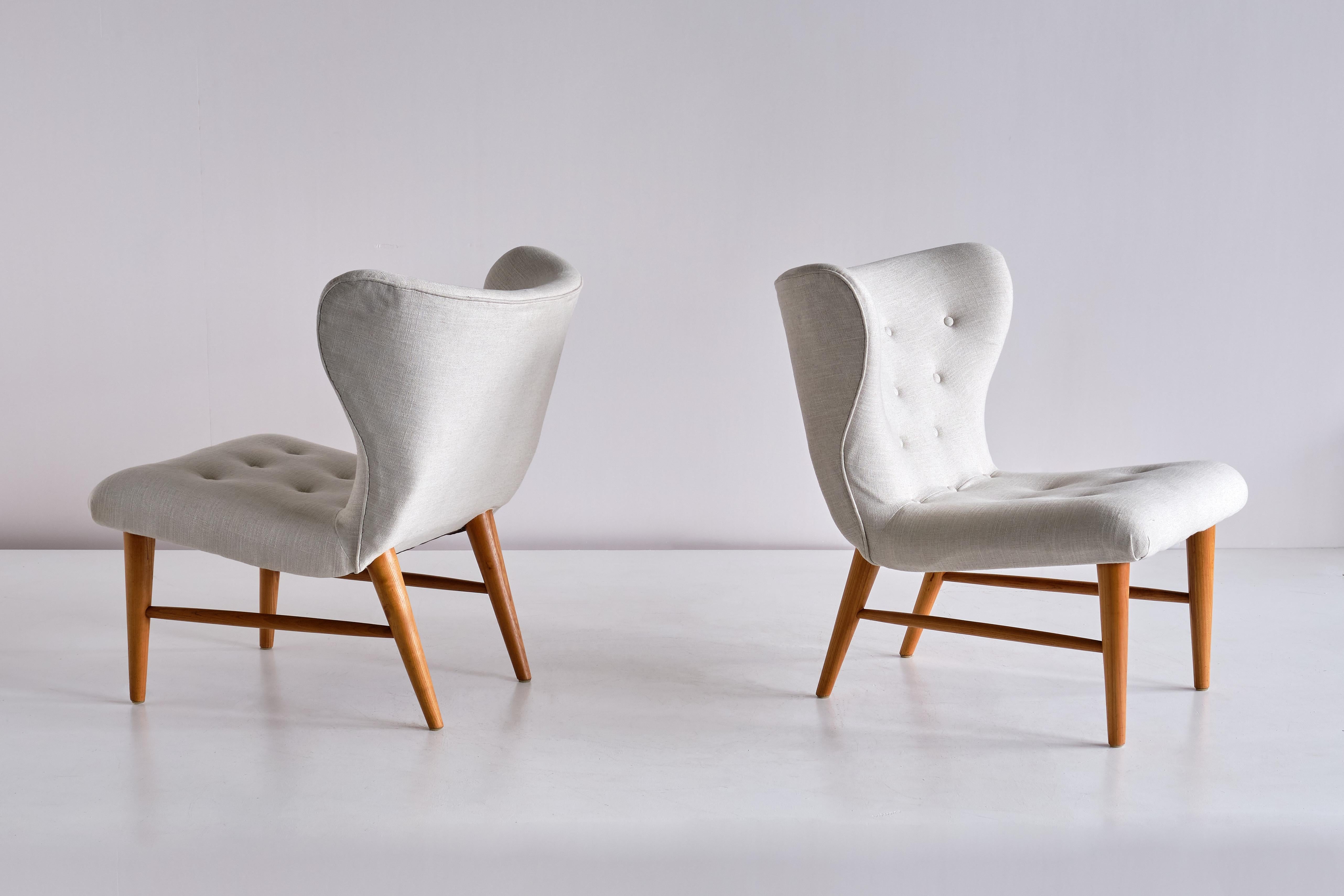 Scandinavian Modern Eric Bertil Karlén Pair of Lounge Chairs in Ivory Linen and Elm, Sweden, 1940s For Sale