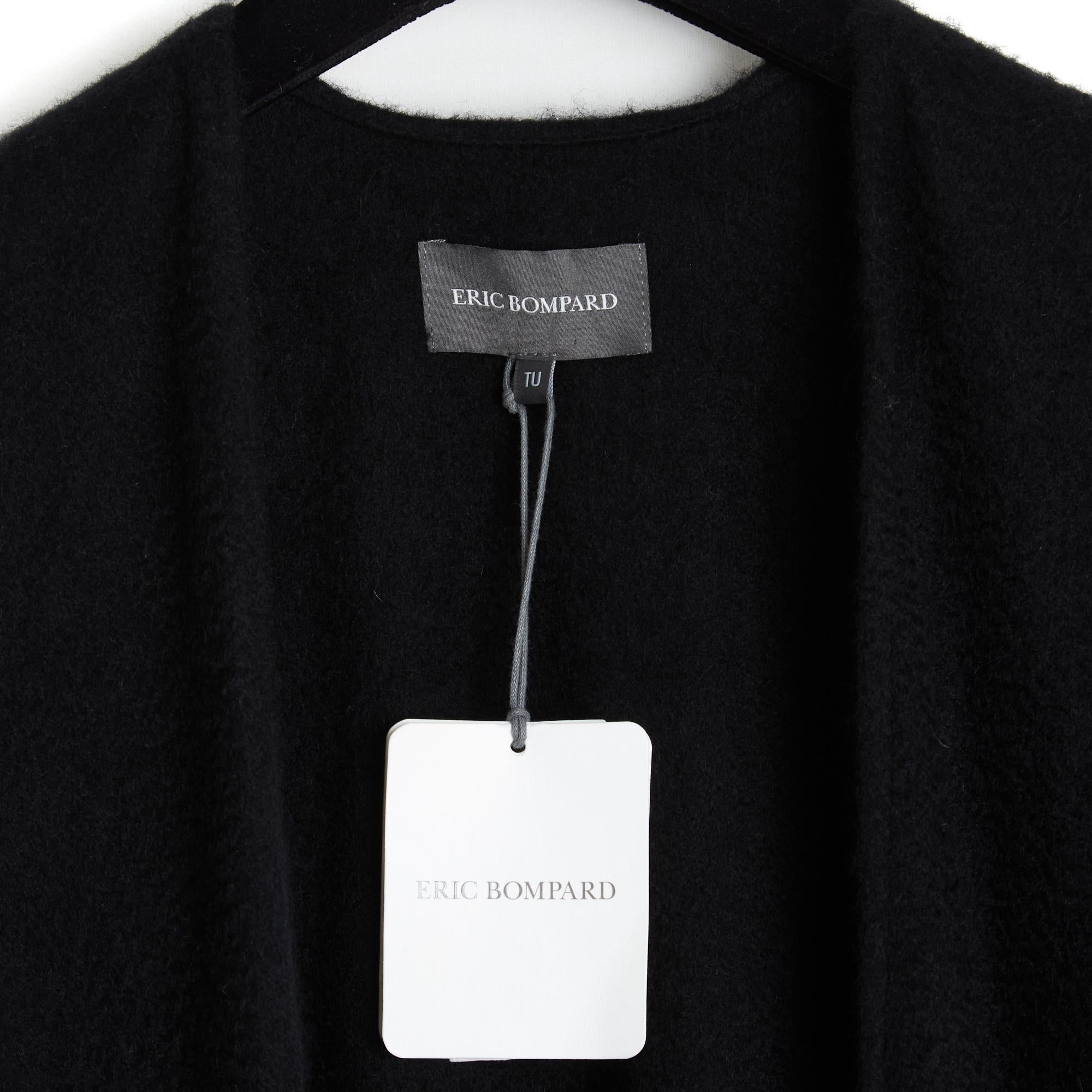 Cape Eric Bompard en cachemire noir épais, bordée de franges de chaque côté. Taille unique : longueur totale (sans les franges) 162 cm, largeur 134 cm. La cape n'a jamais été portée, avec ses étiquettes d'origine, modèle renouvelé chaque année,