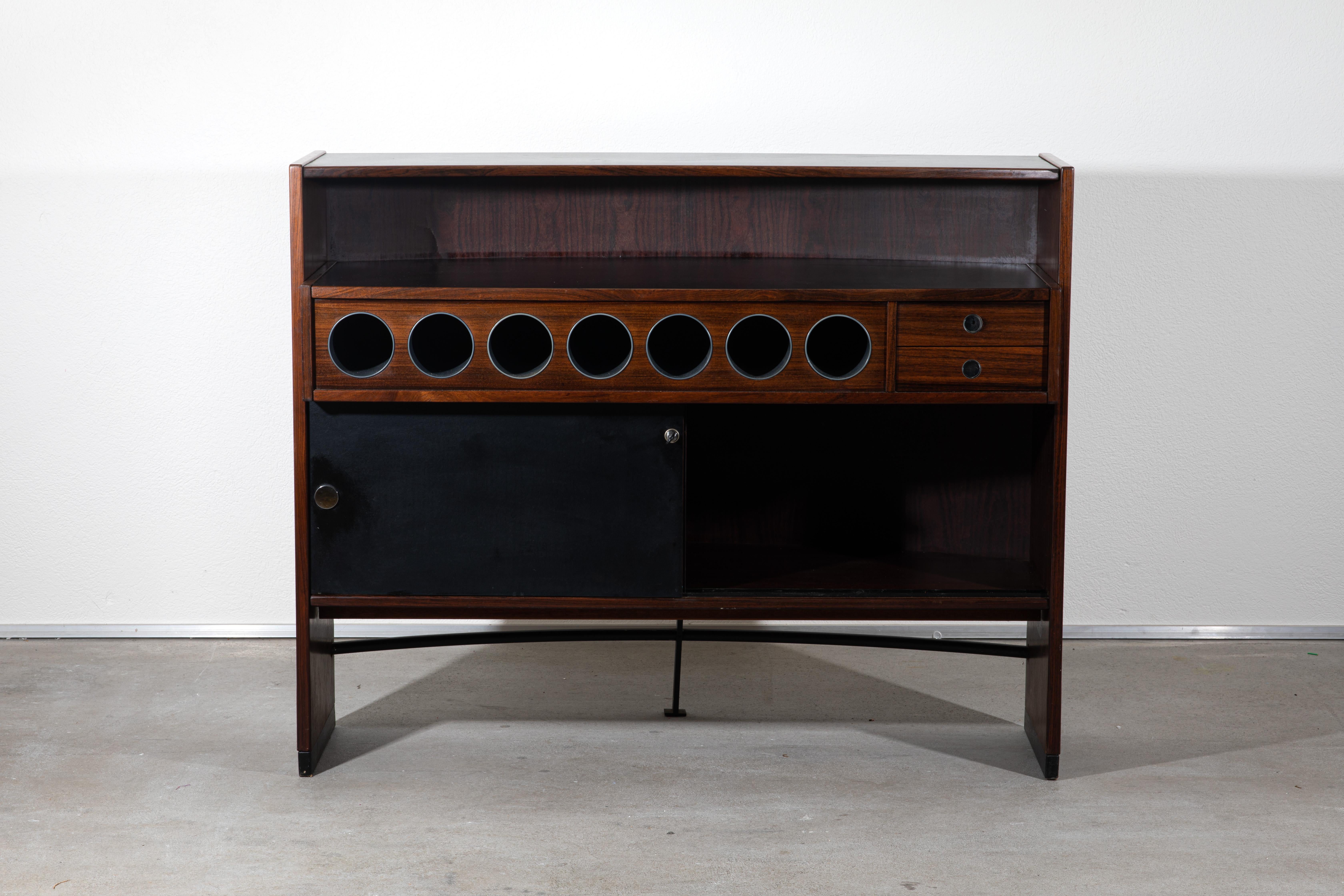 Eric Buch était un designer de meubles danois connu pour ses créations modernes du milieu du XXe siècle. Le bar sec avec tabourets du milieu du siècle d'Eric Buch reflète les caractéristiques de design épuré et fonctionnel associées au mobilier