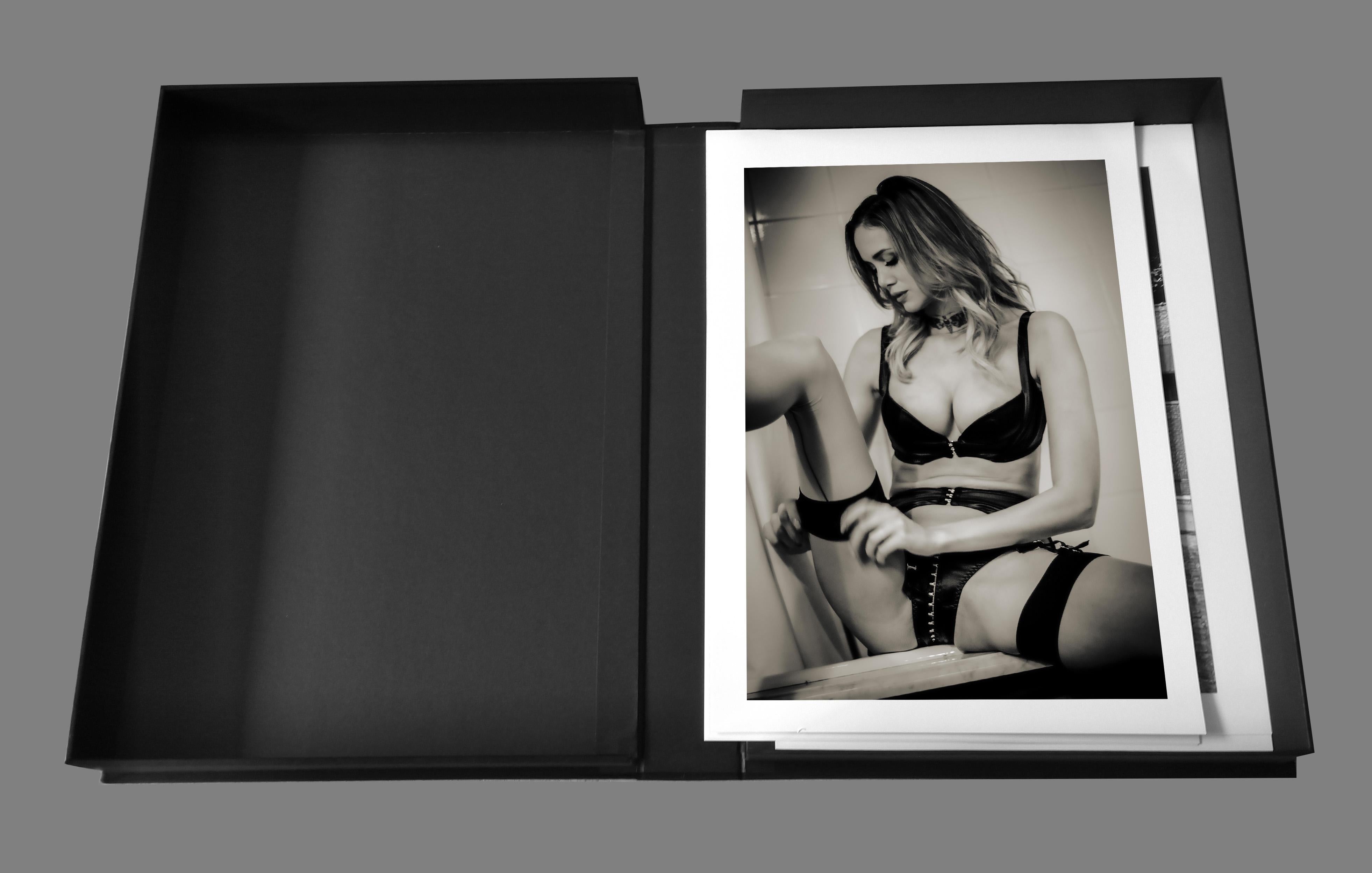 Room 217 - Collector Portfolio # 4 out 7 - 12 Fine Art Prints Nude photography en vente 15