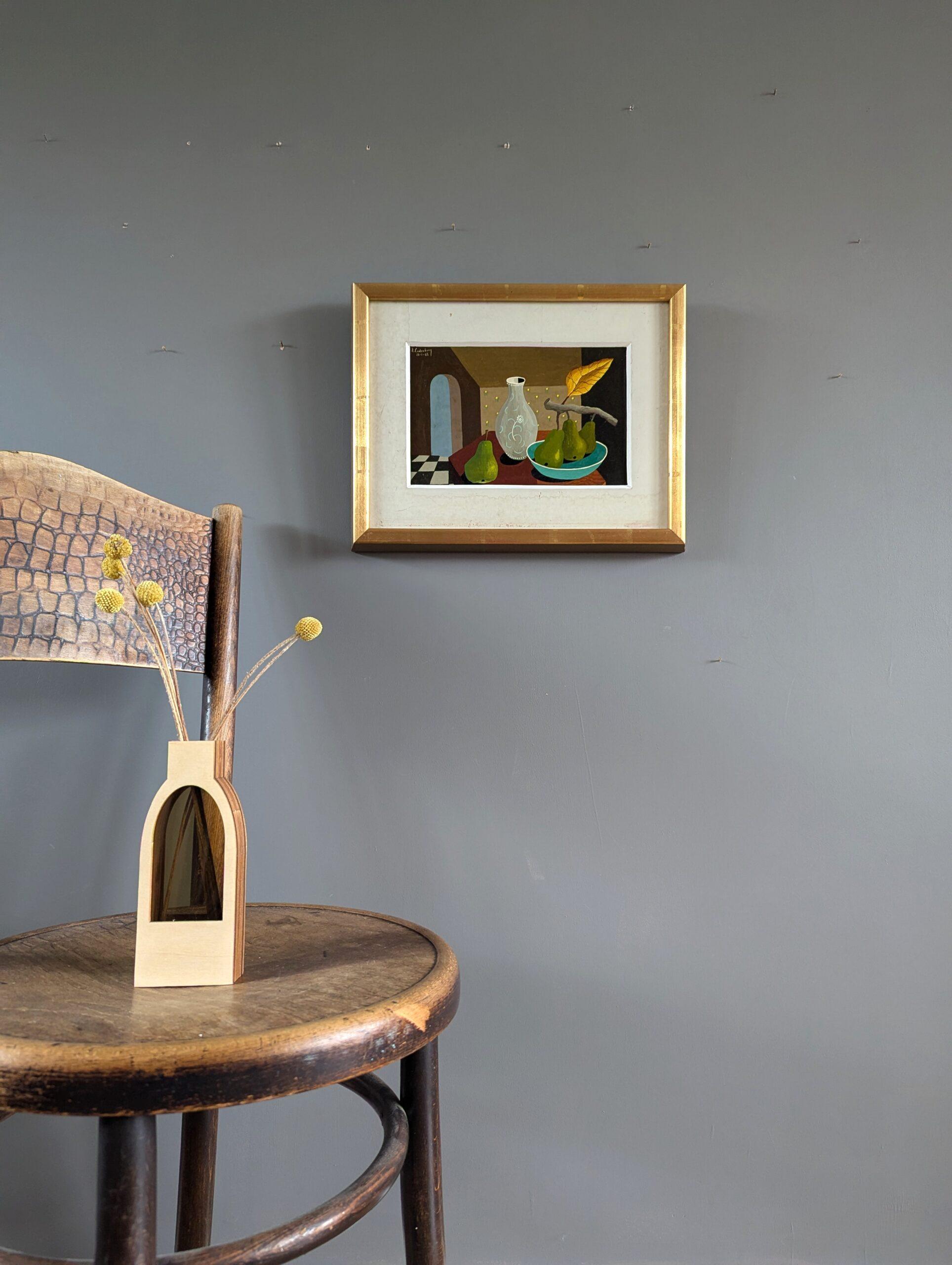 1965 Bodegón sueco moderno de mediados de siglo Pintura al temple - Peras y jarrón de cristal - Painting Surrealista de Eric Cederberg