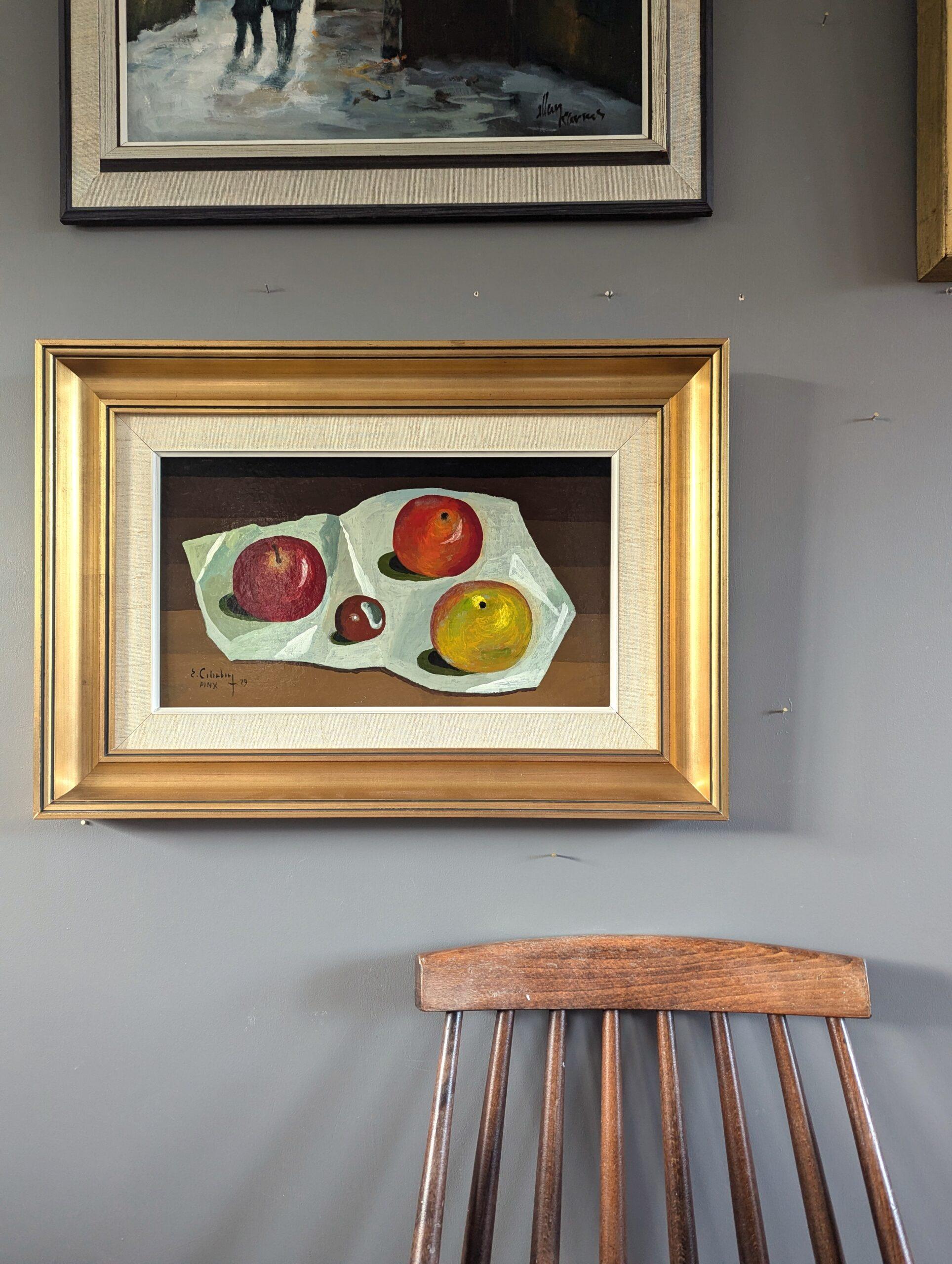 FRUTTA SU PANNO BIANCO
Dimensioni: 34 x 49 cm (cornice inclusa)
Tempera su tavola

Una natura morta a tempera brillantemente eseguita e dipinta su tavola nel 1979 dall'affermato artista svedese Eric Cederberg (1897-1984), le cui opere sono state