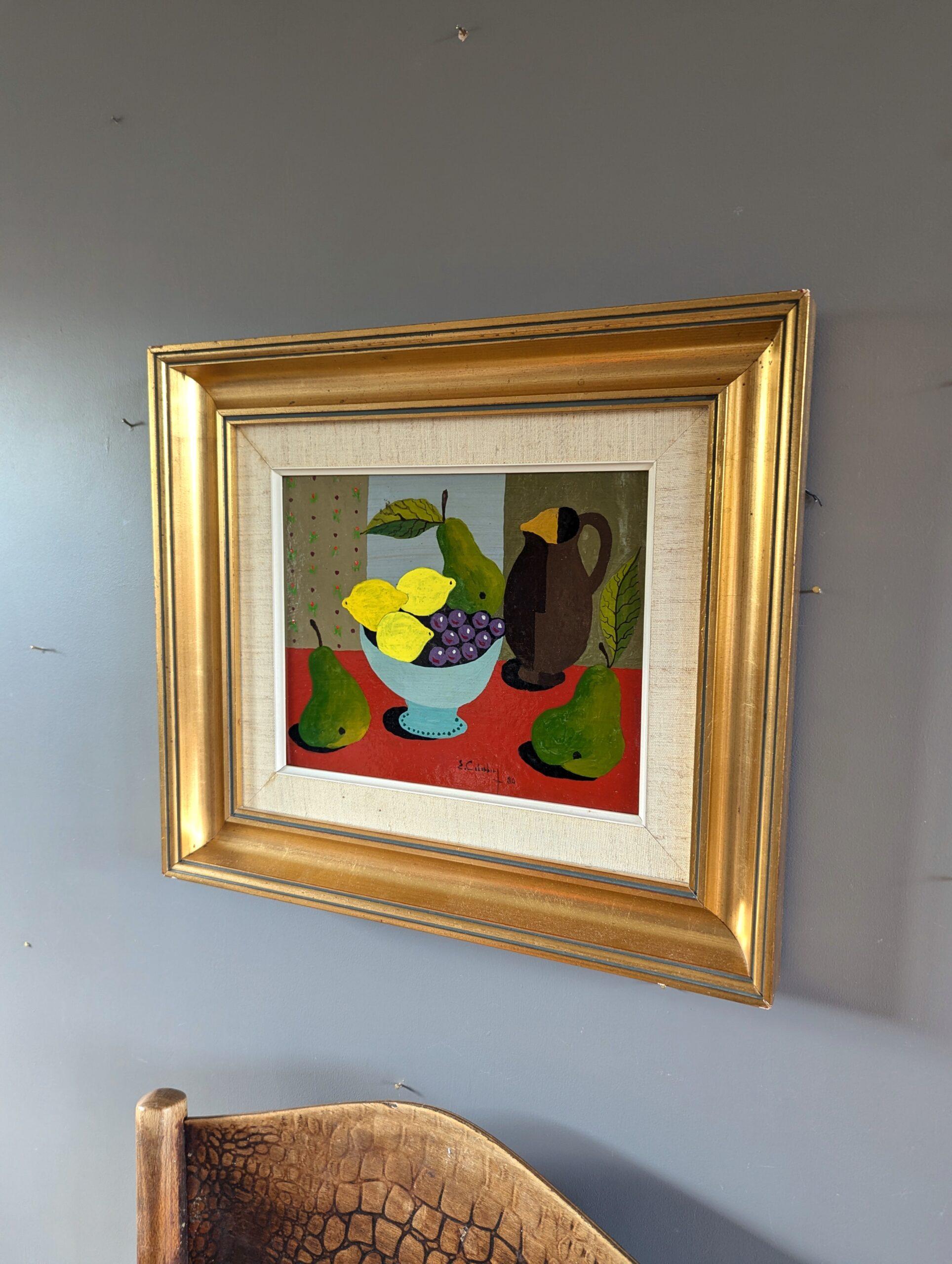 LIMÓN Y PERAS
Tamaño: 34 x 39 cm (incluido el marco)
Témpera sobre tabla

Una composición de naturaleza muerta surrealista de brillante ejecución y carácter, realizada en temple sobre tabla y fechada en 1980, del consagrado artista sueco Eric