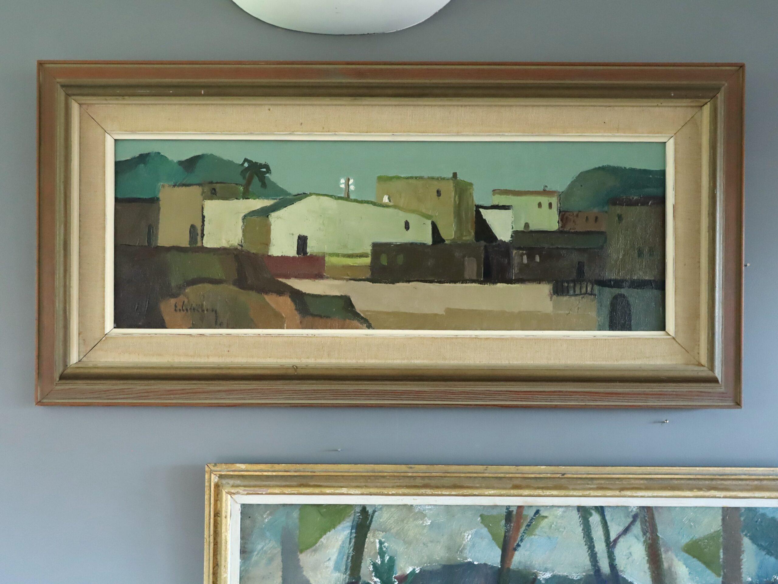 VILLAGGIO ILLUMINATO DAL SOLE
Dimensioni: 38 x 78 cm (cornice inclusa)
Olio su tela

Un tranquillo paesaggio urbano di metà secolo che cattura un tranquillo insediamento collinare che si crogiola nella quiete del sole pomeridiano,  dell'affermato