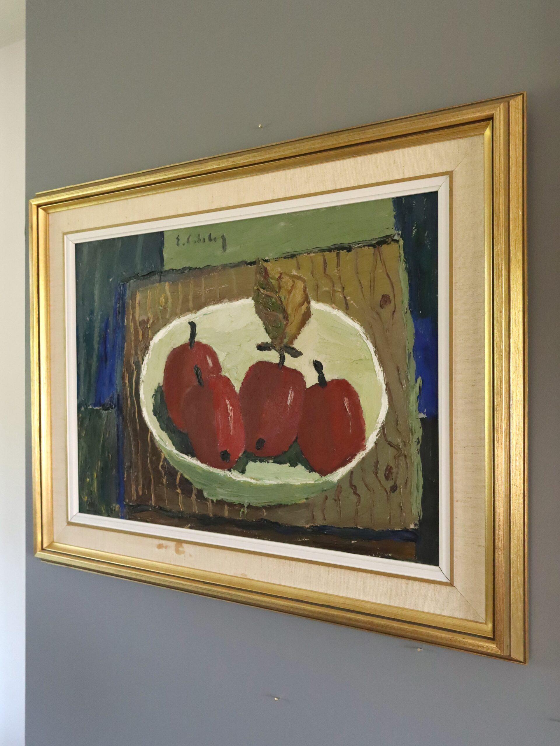 Karminrote Äpfel
Größe: 51,5 x 64,5 cm (einschließlich Rahmen)
Öl auf Karton

Eine auffällige und charaktervolle Stilllebenkomposition in Öl auf Karton des bekannten schwedischen Künstlers Eric Cederberg (1897-1984), dessen Werke in mehreren