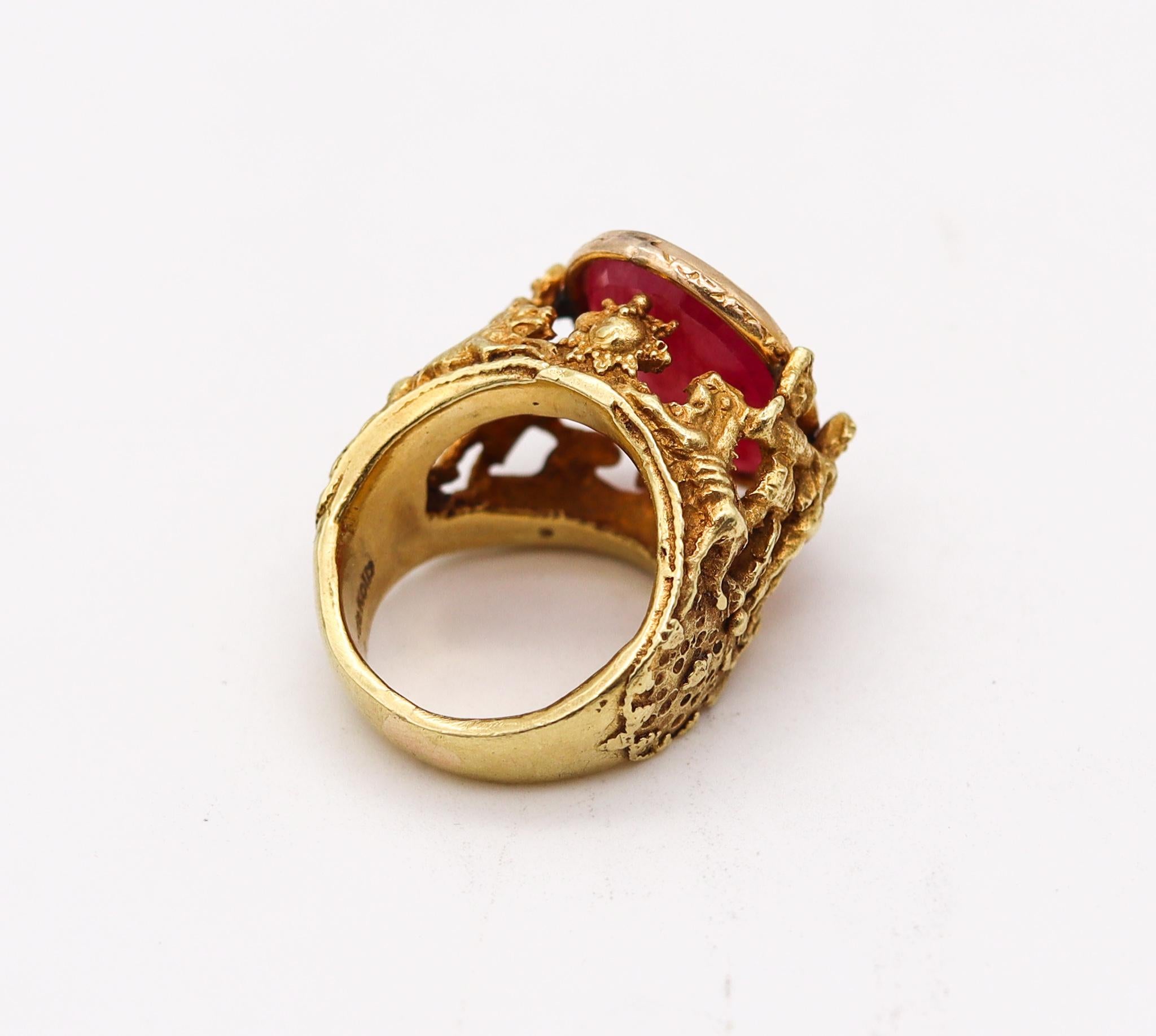Eric De Kolb 1970 Figurative Statement Ring 18Kt Yellow Gold with 14.45 Cts Ruby In Excellent Condition In Miami, FL