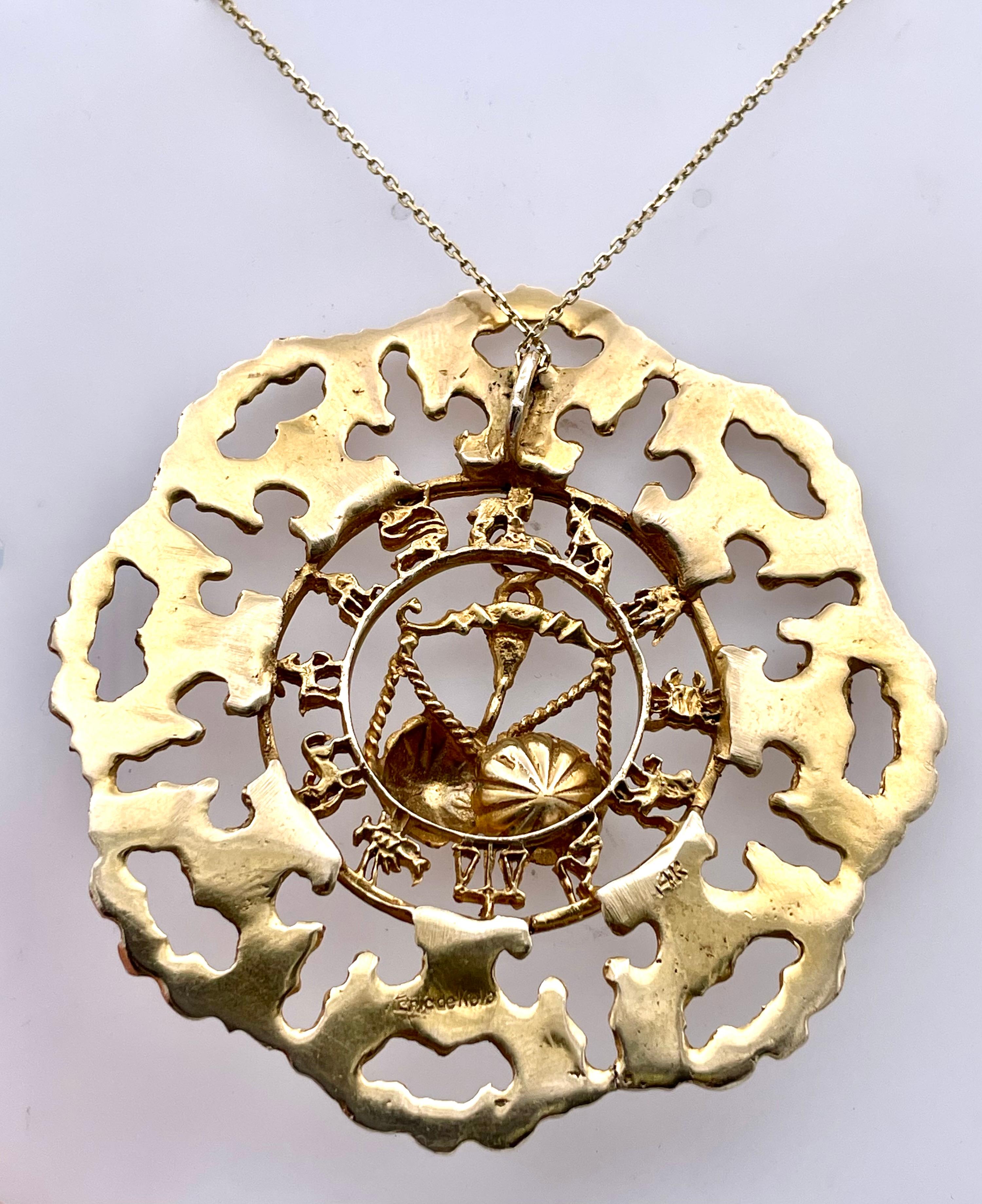 Extra großer, runder Anhänger mit gezacktem Rand.  Die äußere Umrandung ist ein durchbrochenes, verziertes Muster, das die zentrale Darstellung der zwölf astrologischen Zeichen einrahmt.   Hergestellt und signiert von Eric de Kolb, dem bekannten