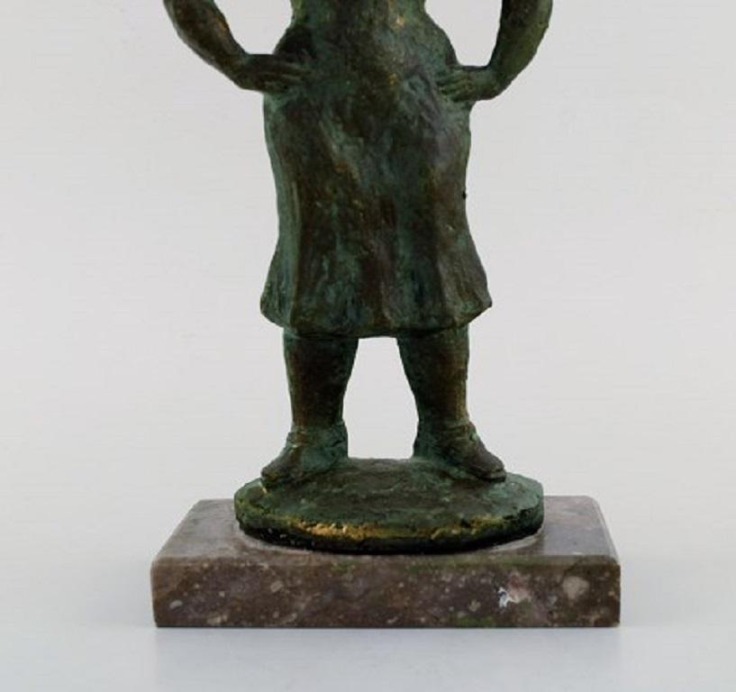 Eric Demuth Schwedischer Bildhauer:: Bronzeskulptur auf Marmorsockel:: Frau 1940er-1950er Jahre (Skandinavische Moderne)