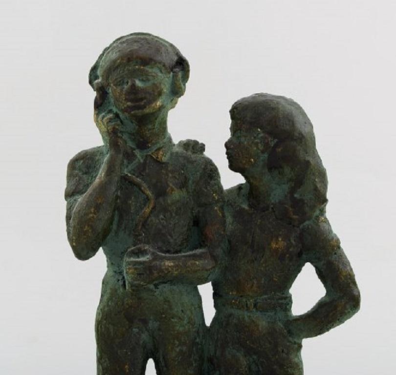 Eric Demuth, schwedischer Bildhauer. Bronzeskulptur auf einem Marmorsockel. Junges Paar, 1940er-1950er Jahre.
Maße: 22.5 x 13,5 cm.
In sehr gutem Zustand.
Unterschrieben.
 