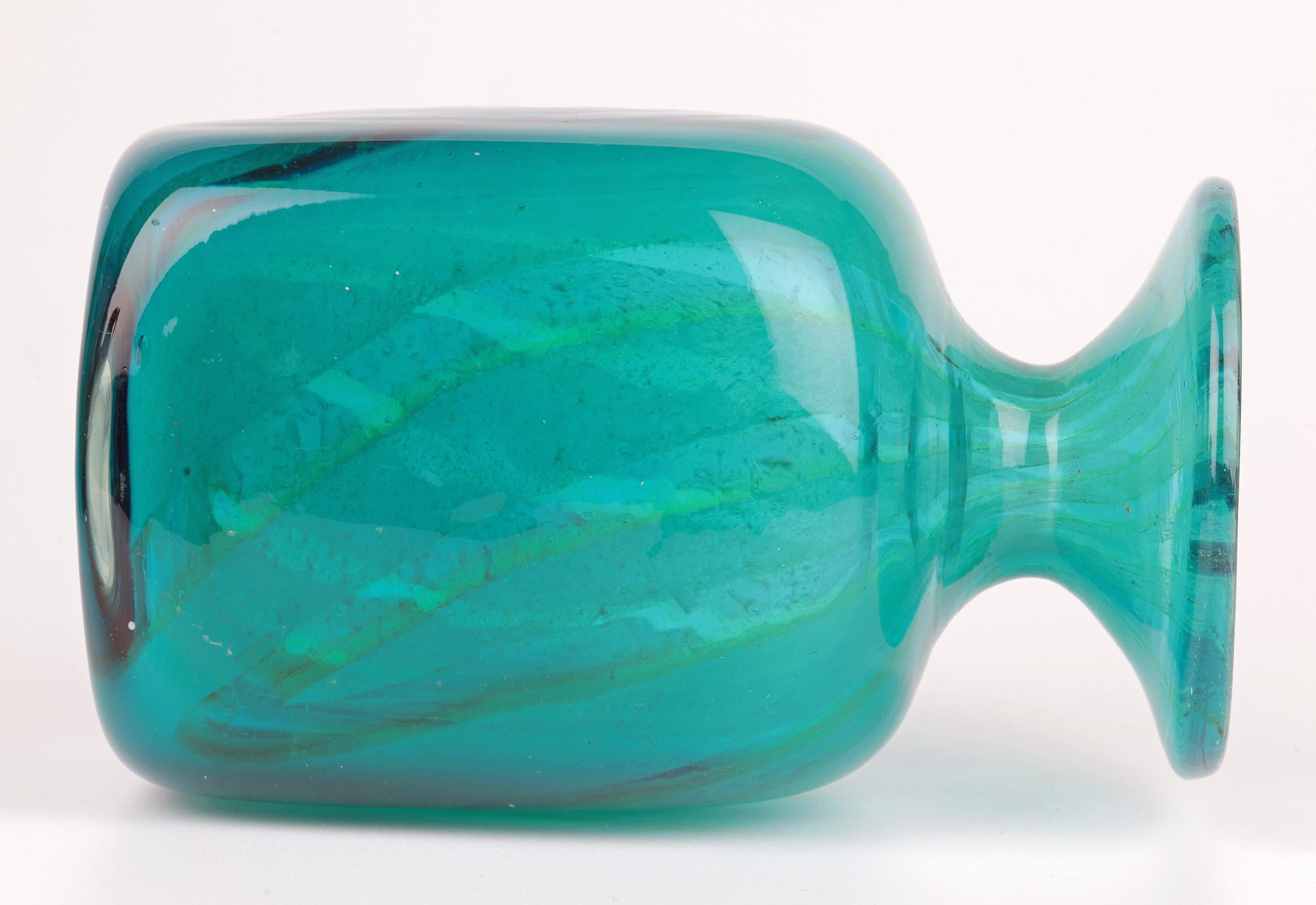 Eric Dobson et Michael Harris pour Mdina Vase en verre Studio Glass strié de bleu en vente 2
