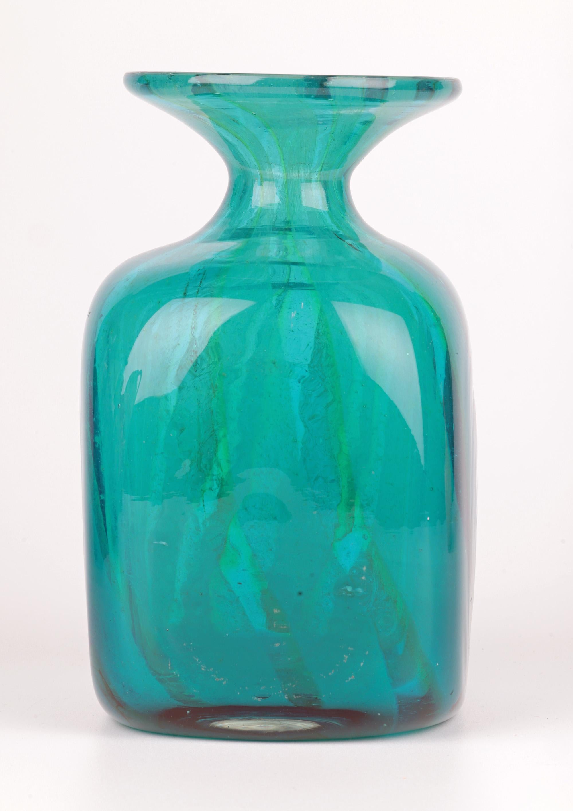 Eric Dobson et Michael Harris pour Mdina Vase en verre Studio Glass strié de bleu en vente 3