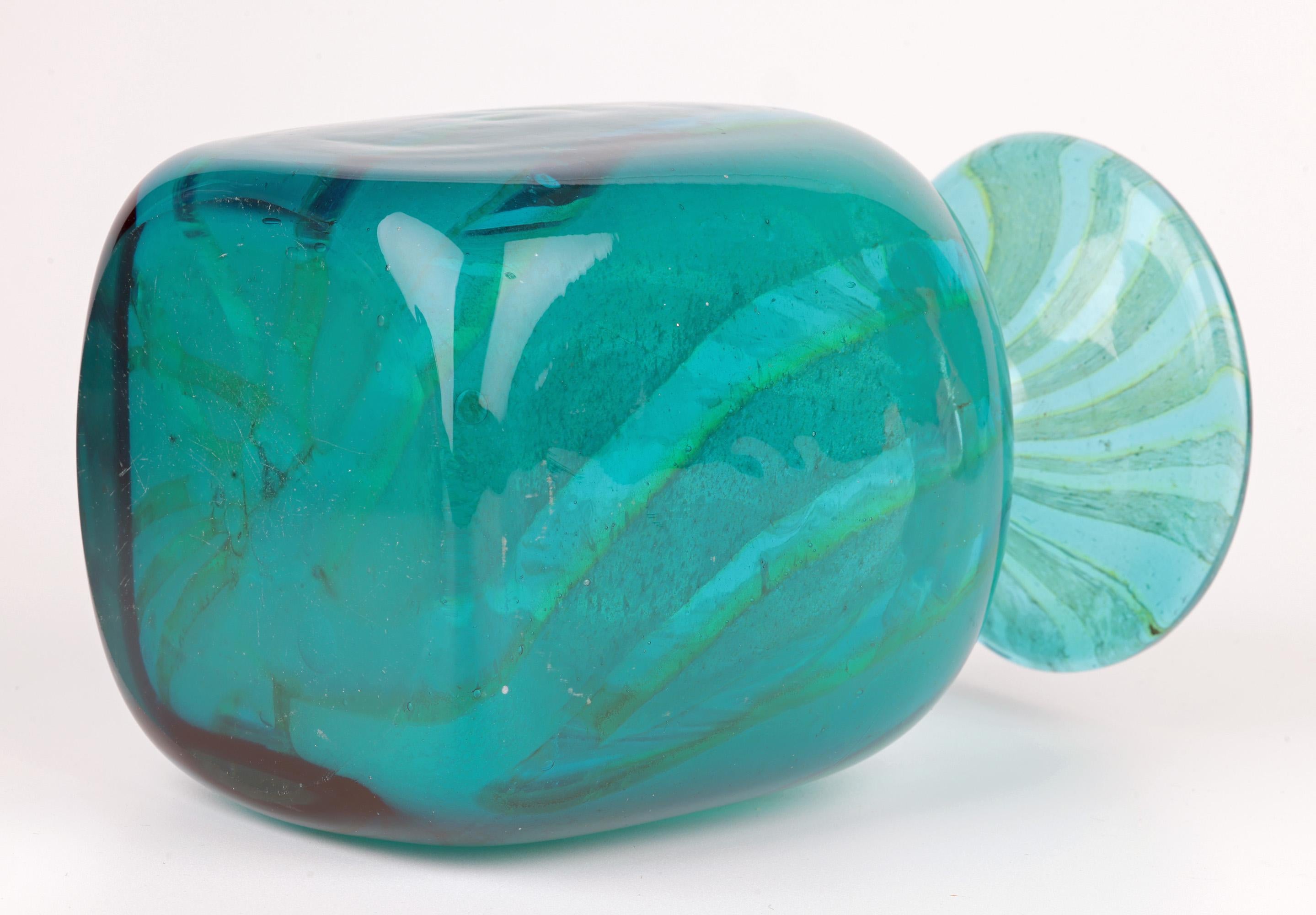 Eric Dobson et Michael Harris pour Mdina Vase en verre Studio Glass strié de bleu en vente 4