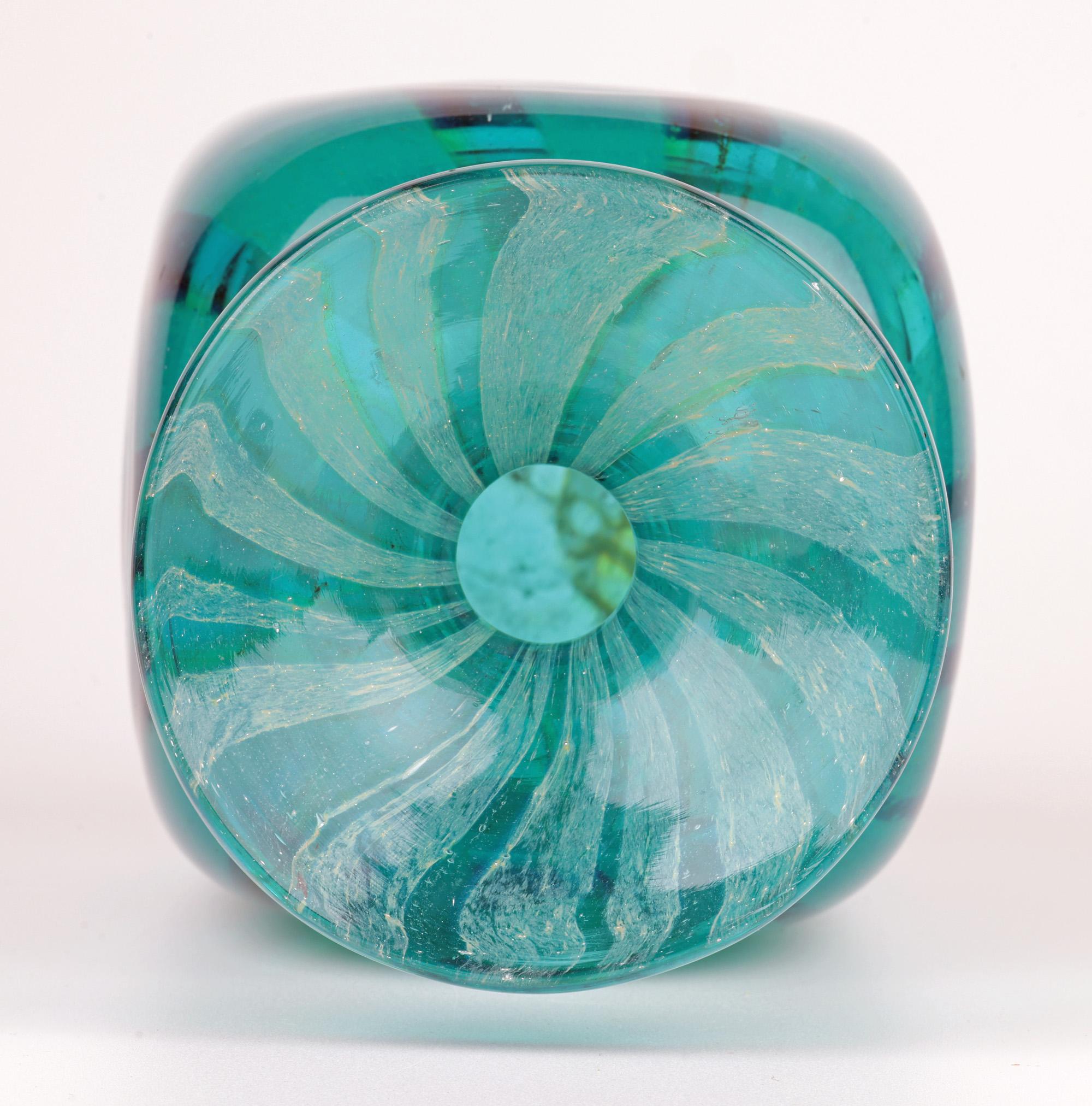 Eric Dobson et Michael Harris pour Mdina Vase en verre Studio Glass strié de bleu en vente 5