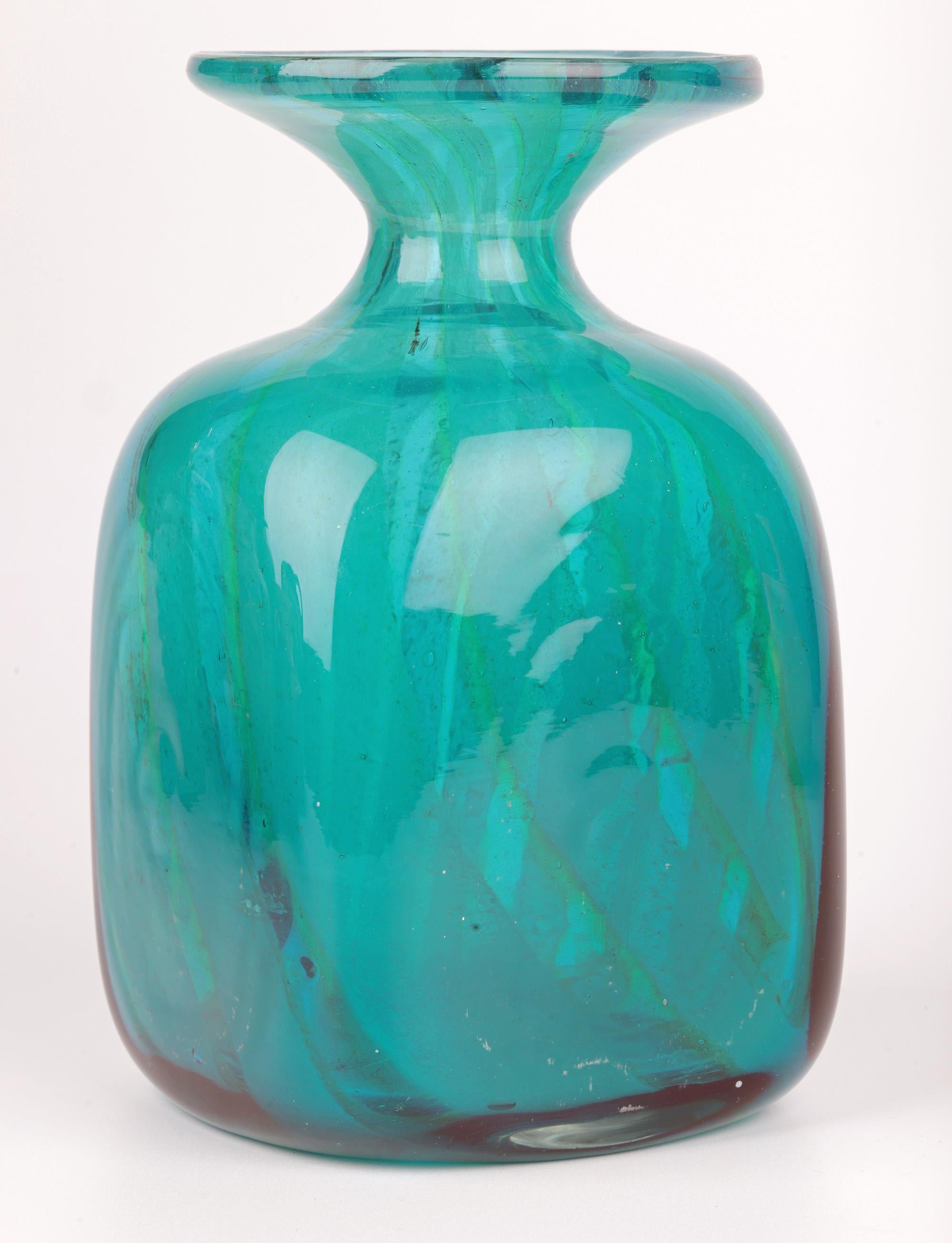 Eric Dobson et Michael Harris pour Mdina Vase en verre Studio Glass strié de bleu en vente 6