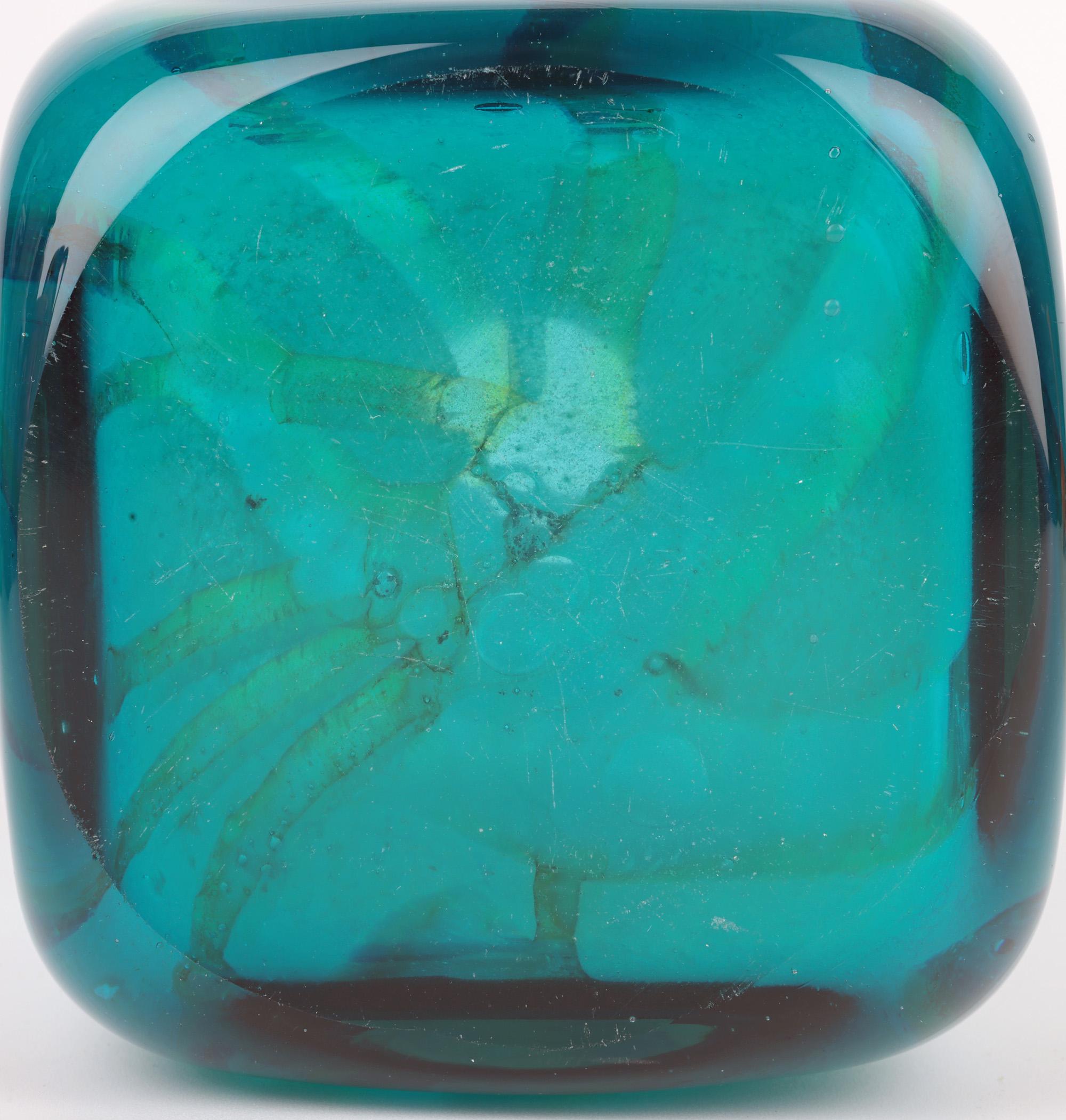 Eric Dobson et Michael Harris pour Mdina Vase en verre Studio Glass strié de bleu en vente 9