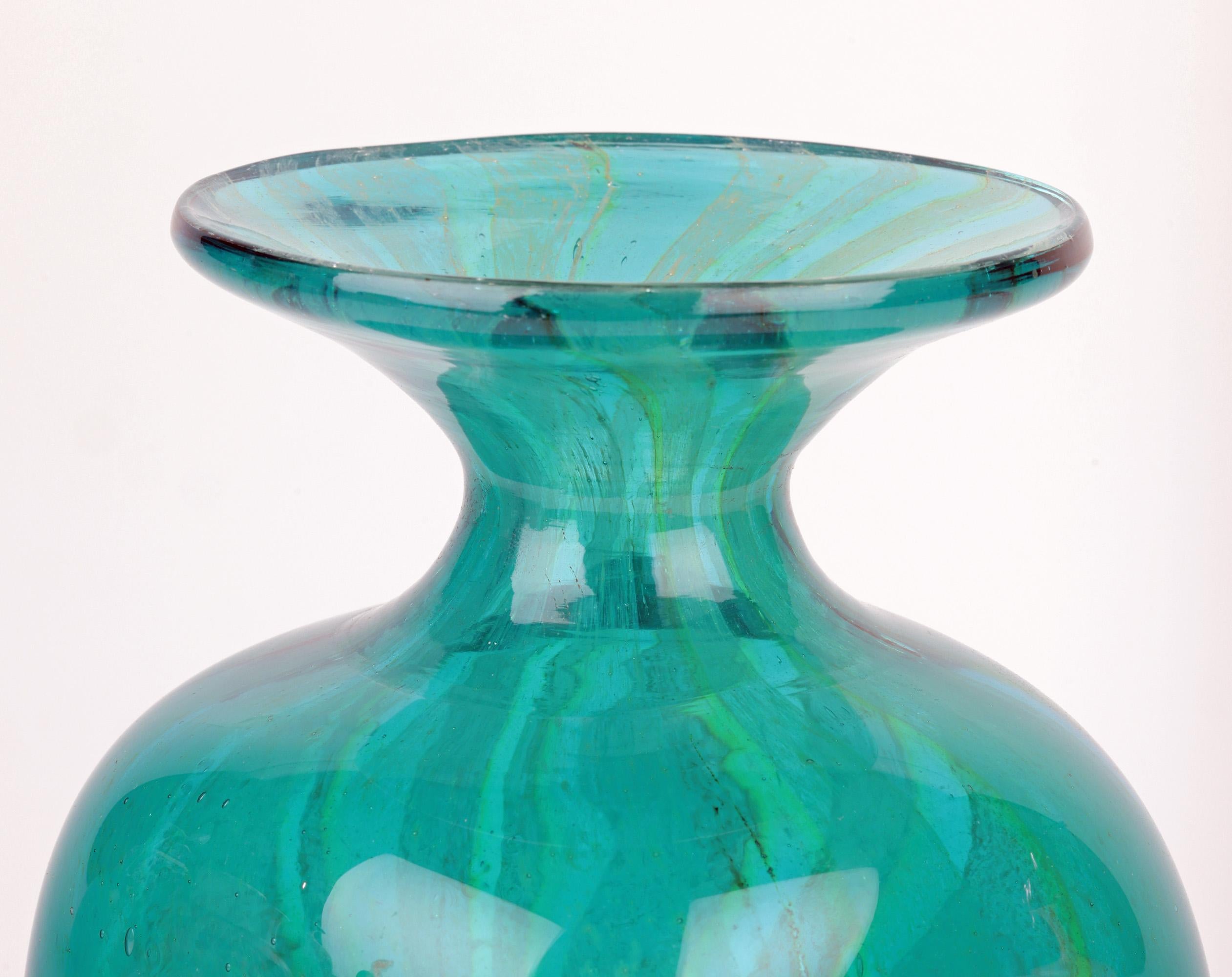 Superbe vase en verre de studio Mdina à motif de stries, réalisé par Eric Dobson et Michael Harris, datant d'environ 1970. 

Mdina glass a été fondée en 1968 par Michael Harris sur l'île de Malte. Michael a enseigné le design industriel du verre au