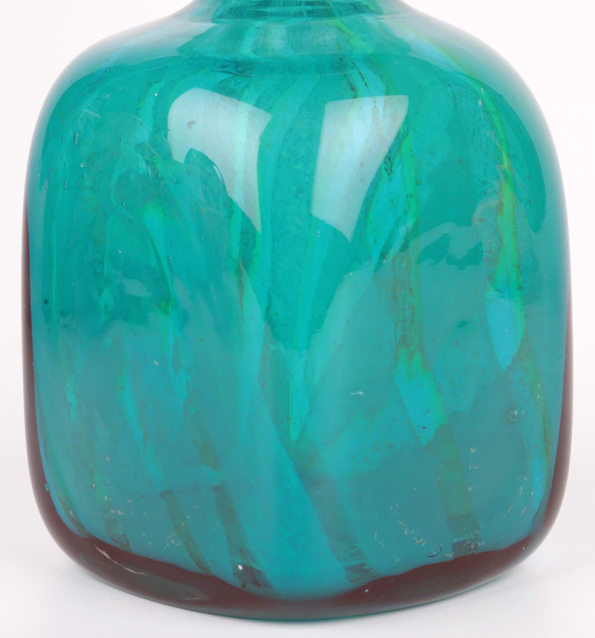 Moderne Eric Dobson et Michael Harris pour Mdina Vase en verre Studio Glass strié de bleu en vente