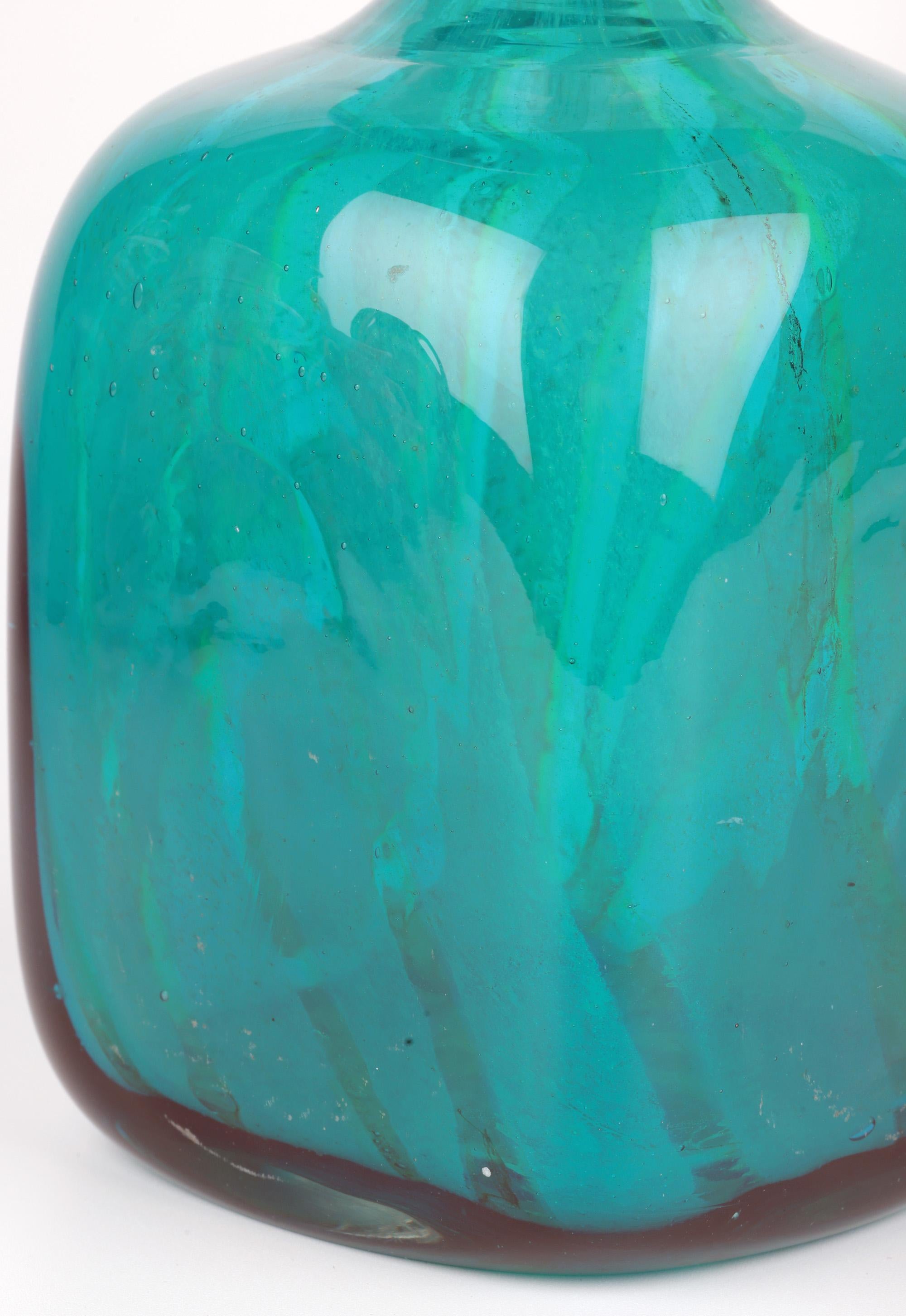 Maltais Eric Dobson et Michael Harris pour Mdina Vase en verre Studio Glass strié de bleu en vente
