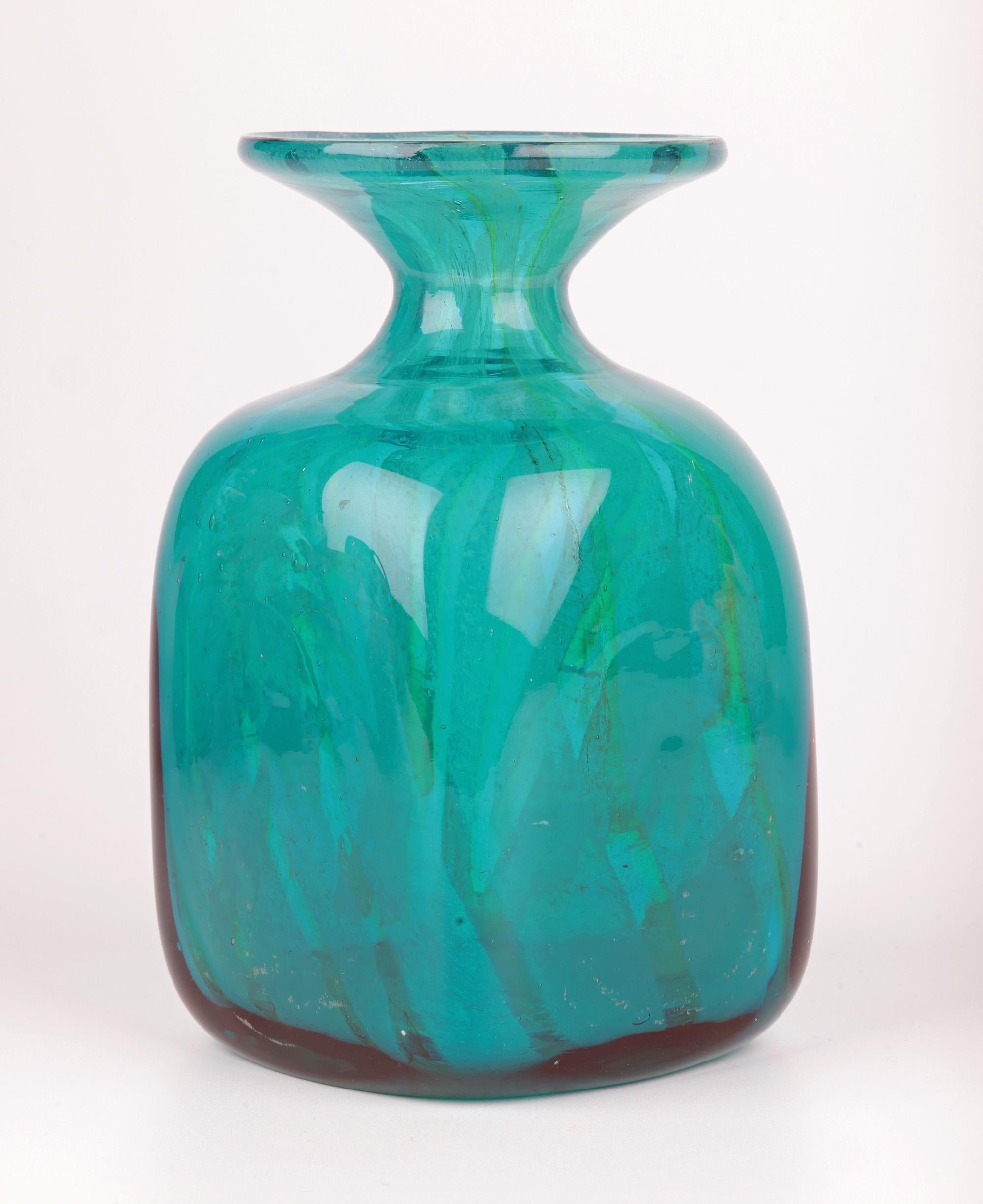 Eric Dobson et Michael Harris pour Mdina Vase en verre Studio Glass strié de bleu Bon état - En vente à Bishop's Stortford, Hertfordshire