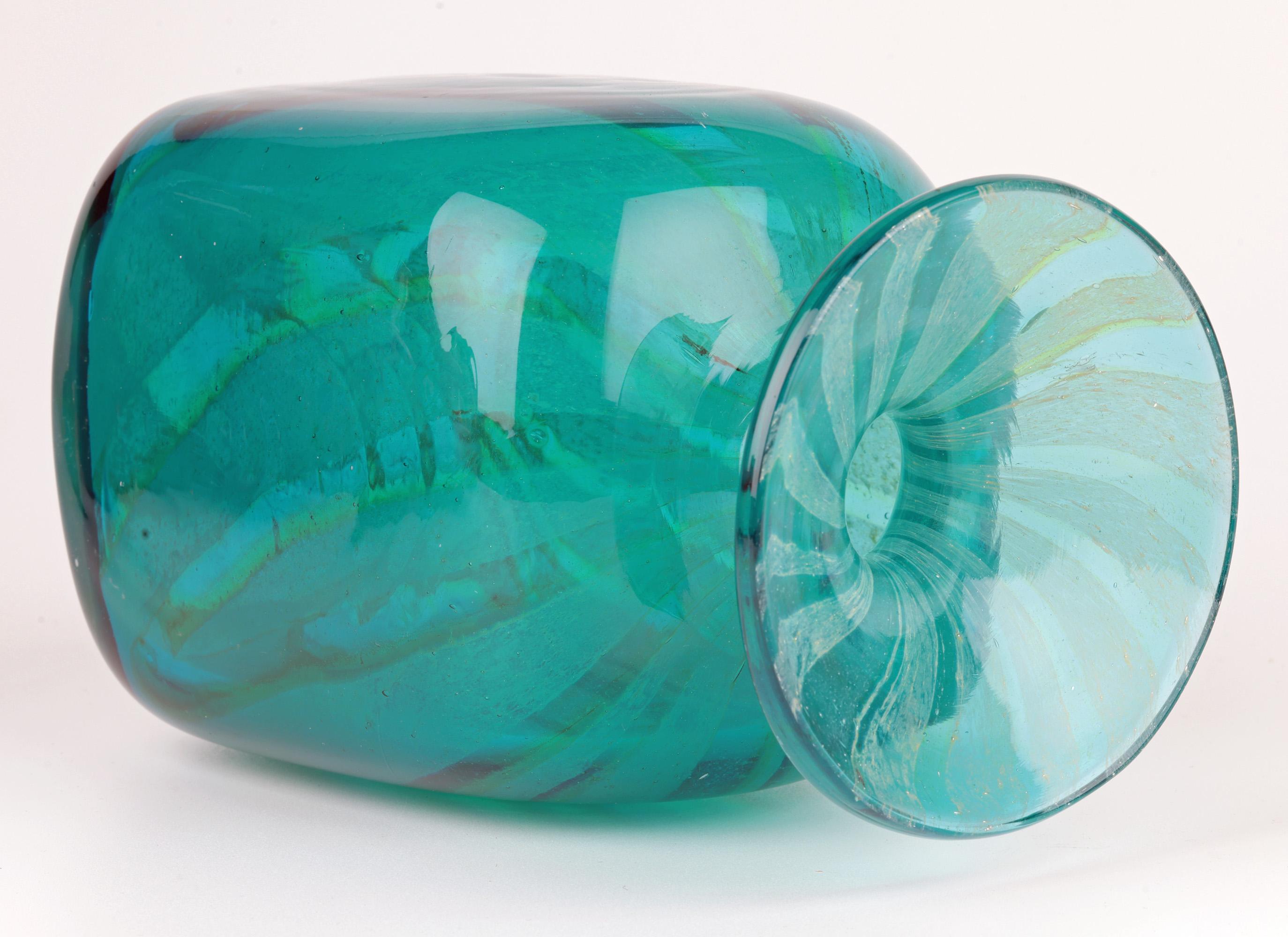 Fin du 20e siècle Eric Dobson et Michael Harris pour Mdina Vase en verre Studio Glass strié de bleu en vente