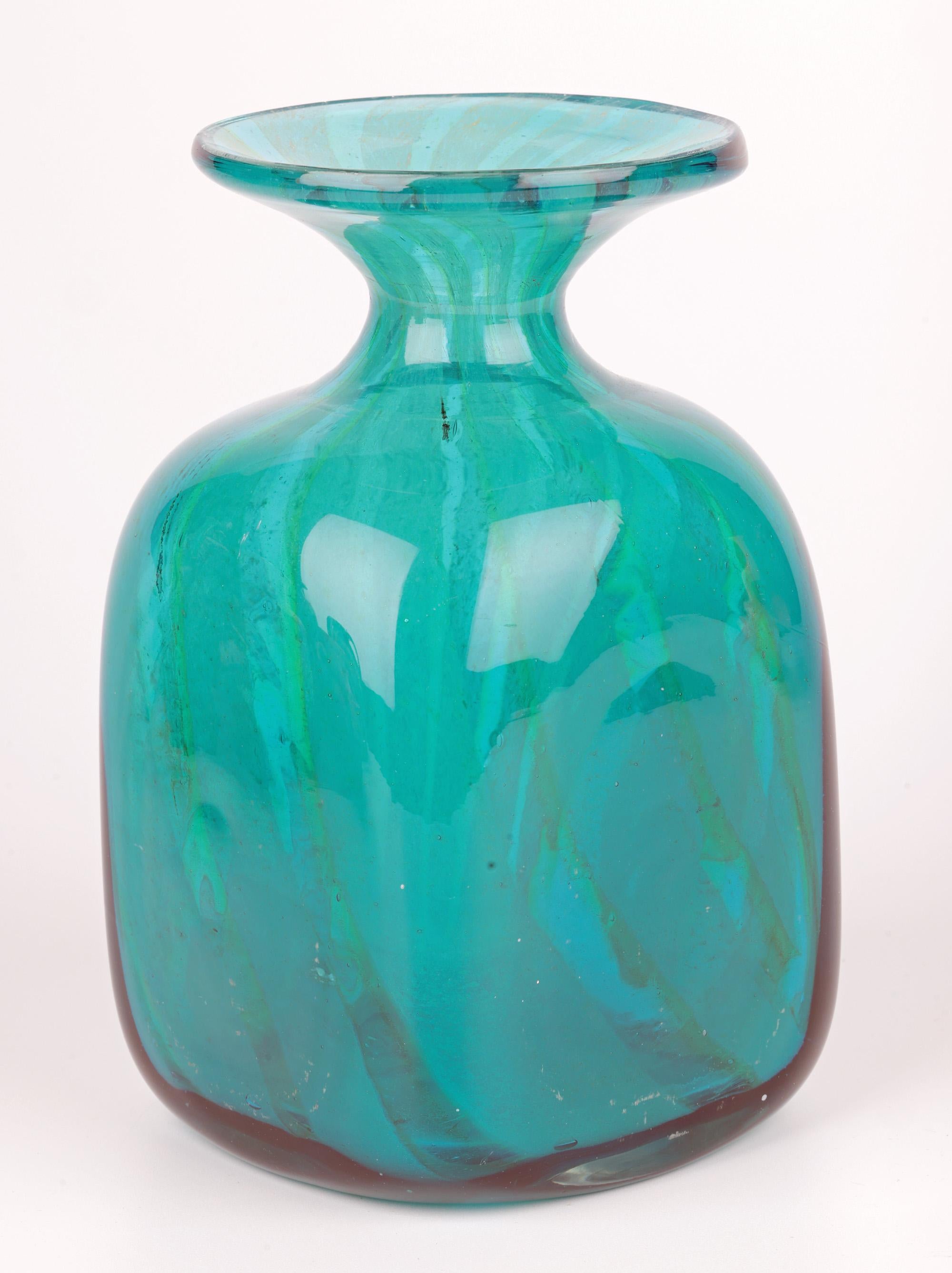 Verre brun Eric Dobson et Michael Harris pour Mdina Vase en verre Studio Glass strié de bleu en vente