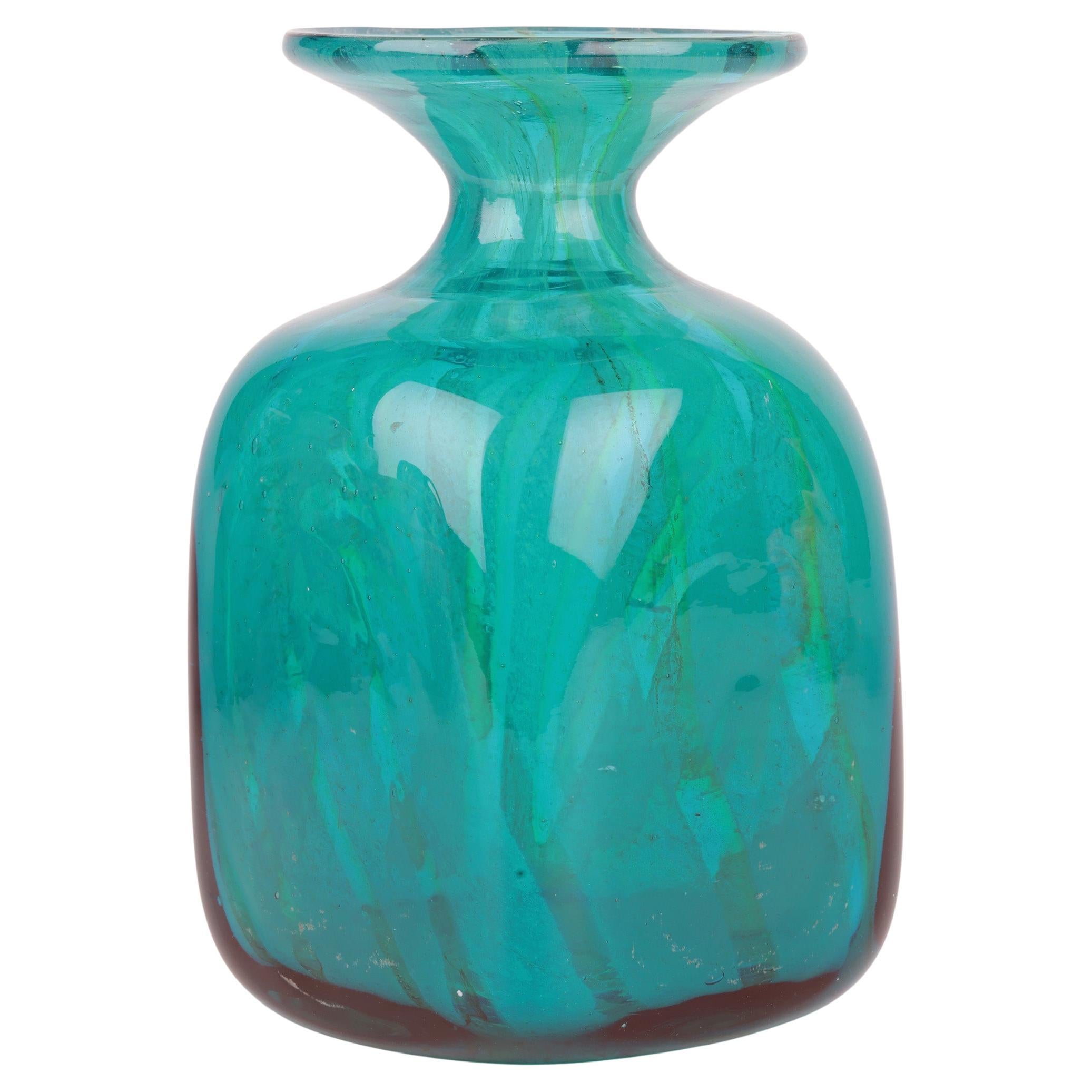 Eric Dobson et Michael Harris pour Mdina Vase en verre Studio Glass strié de bleu en vente