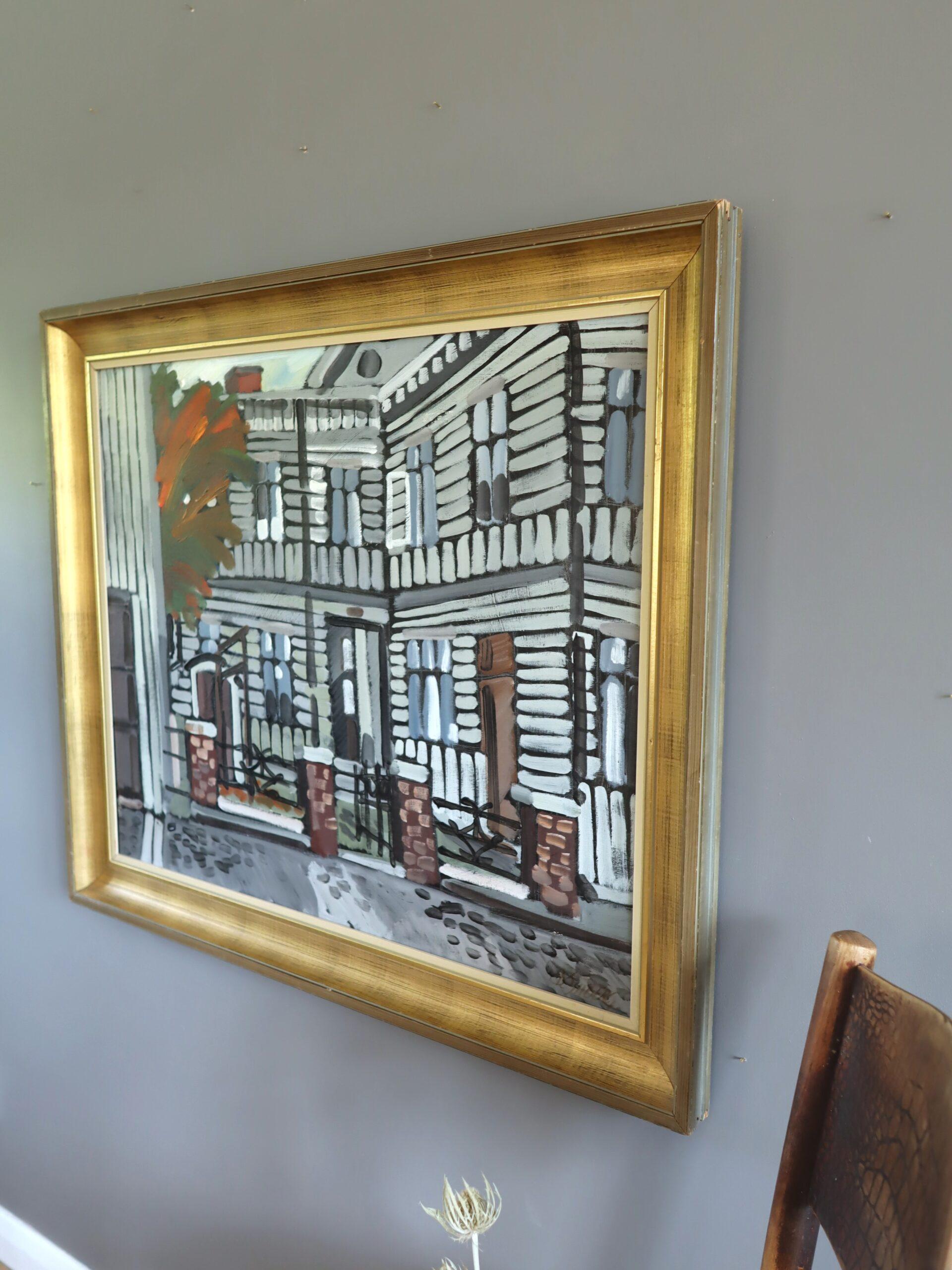 FASSADE IM FOKUS
Größe: 73 x 86 cm (einschließlich Rahmen)
Öl auf Leinwand

Eine eindrucksvolle Straßenszene, die ein Viertel mit robusten, städtischen Gebäuden in kühnem linearen Rhythmus zeigt, ausgeführt in Öl auf Leinwand und datiert 1974.

Die