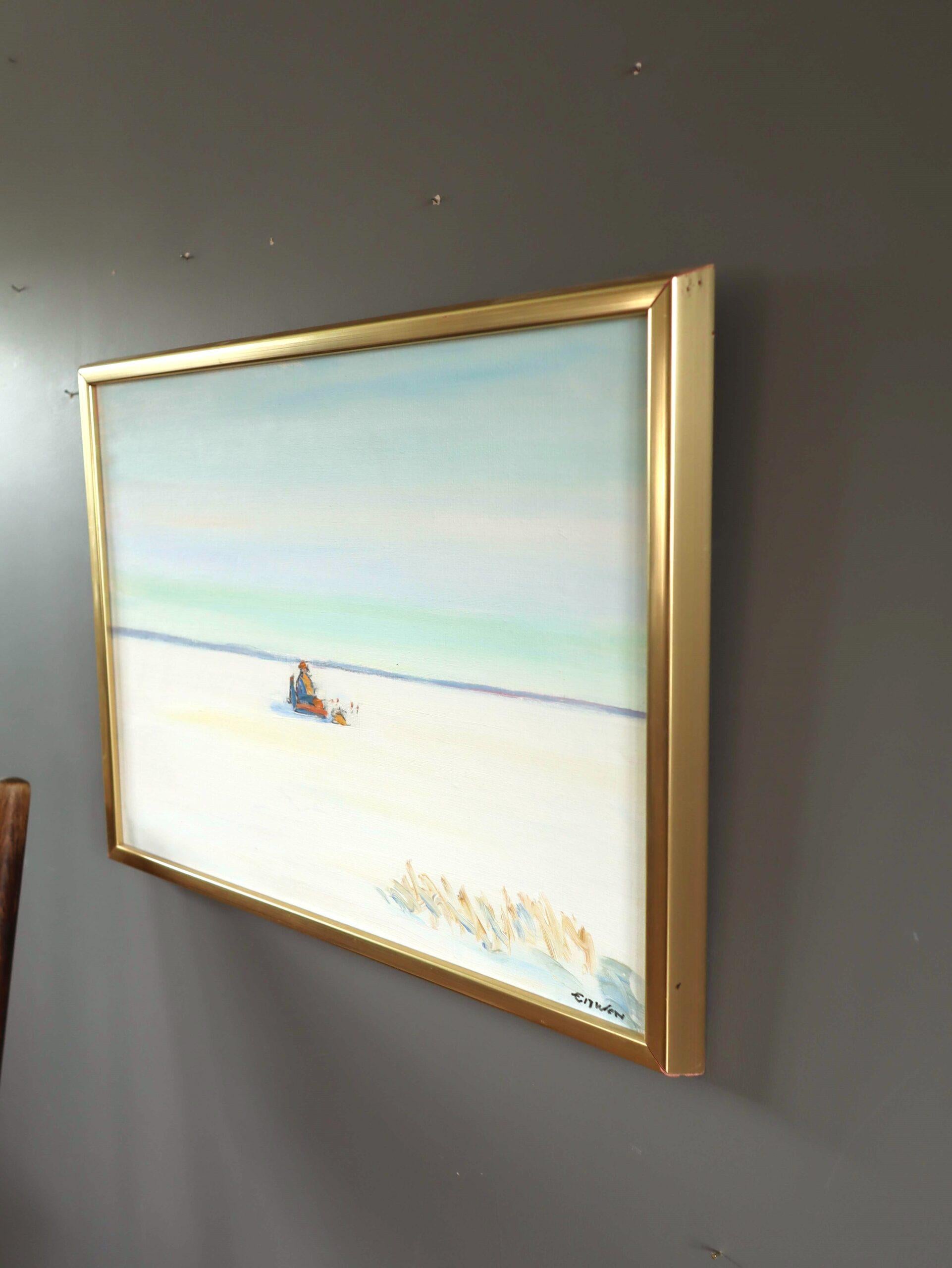 PESCA EN HIELO
Tamaño: 43 x 56 cm (incluido el marco)
Óleo sobre tabla

Un óleo de mediados de siglo que capta el momento tranquilo de un pescador de hielo, sentado junto a un pequeño trineo en una vasta extensión helada, del artista sueco Eric