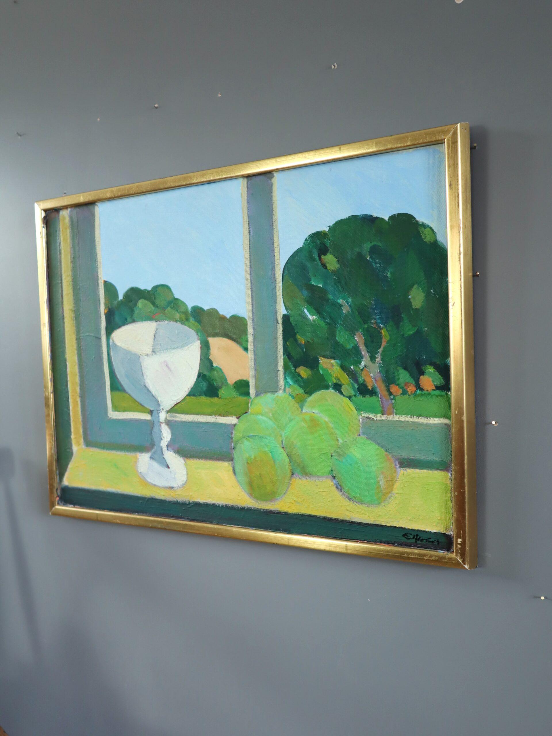 INTERNI E VISTA
Dimensioni: 47,5 x 61 cm (cornice inclusa)
Olio su tavola

Una vivace natura morta modernista di metà secolo che cattura un momento di calma interiore con un forte senso della geometria e della struttura, opera dell'artista svedese