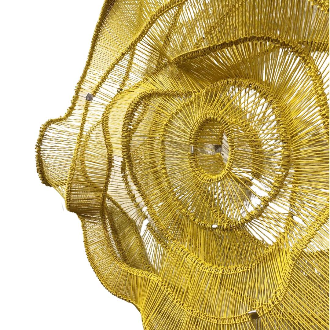 Grande sculpture abstraite enveloppée de fil jaune « Emergence Series 2 » - Sculpture de Eric Gushee