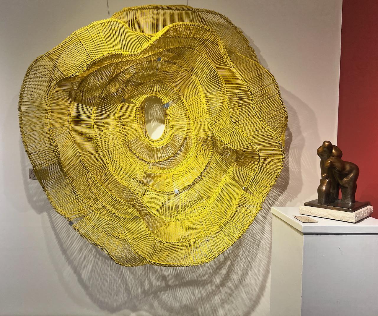 Grande sculpture abstraite enveloppée de fil jaune « Emergence Series 2 » - Jaune Abstract Sculpture par Eric Gushee