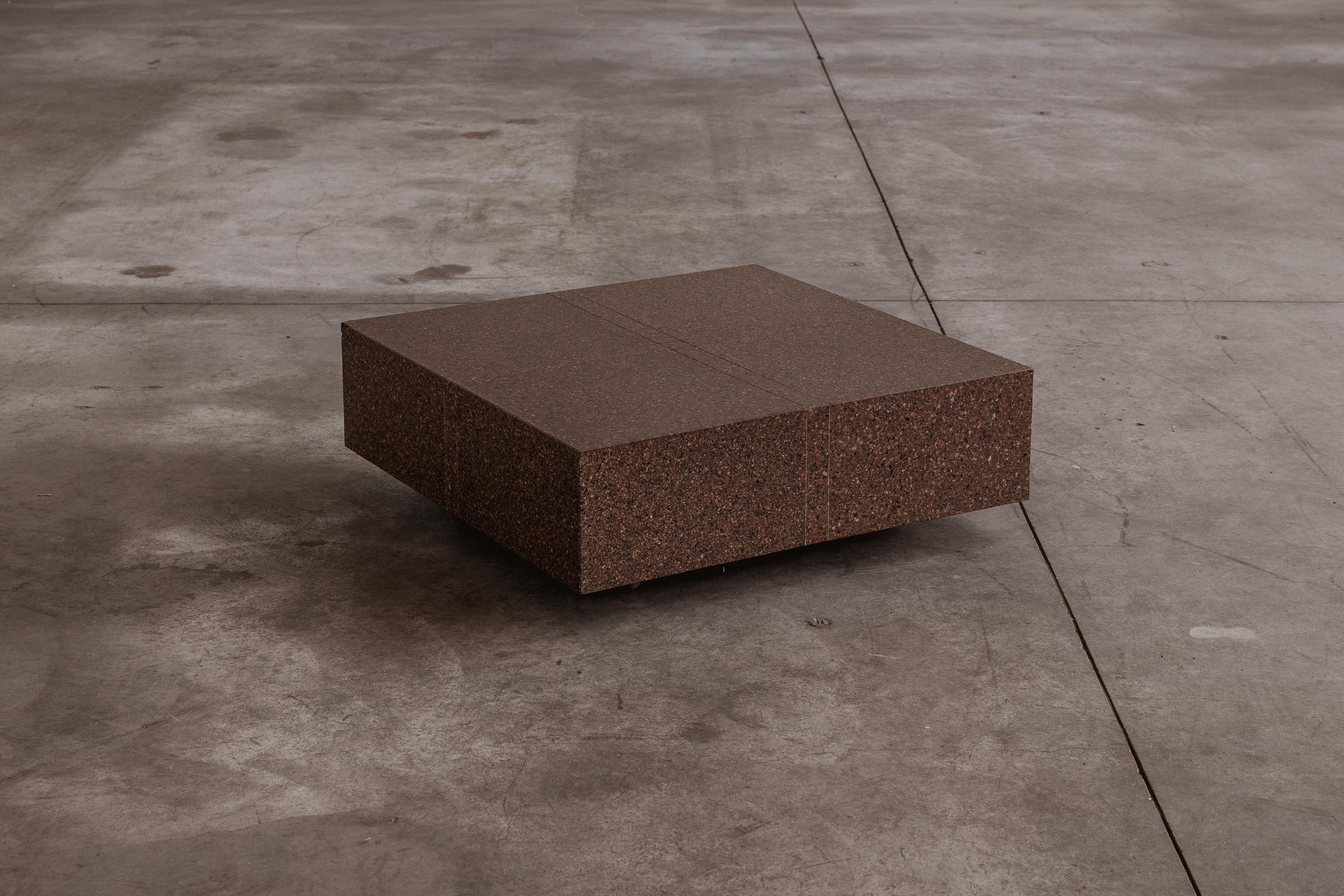 Eric Jacobson, table basse, marbre terrazzo, Allemagne, 1990

Cette table basse Eric Jacobson, avec sa simplicité de socle, son design monumental, met en valeur un mélange sophistiqué de poids et d'élévation. Légèrement surélevée sur des pieds