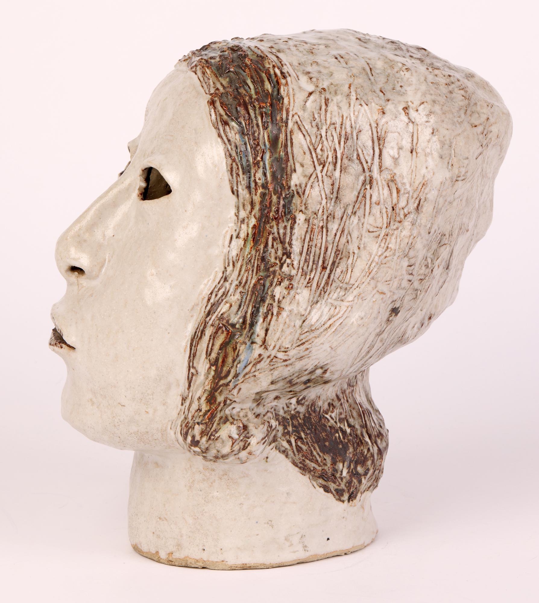 Eric James Mellon Scultura di testa in Studio Pottery realizzata a mano e datata 1963 In condizioni buone in vendita a Bishop's Stortford, Hertfordshire