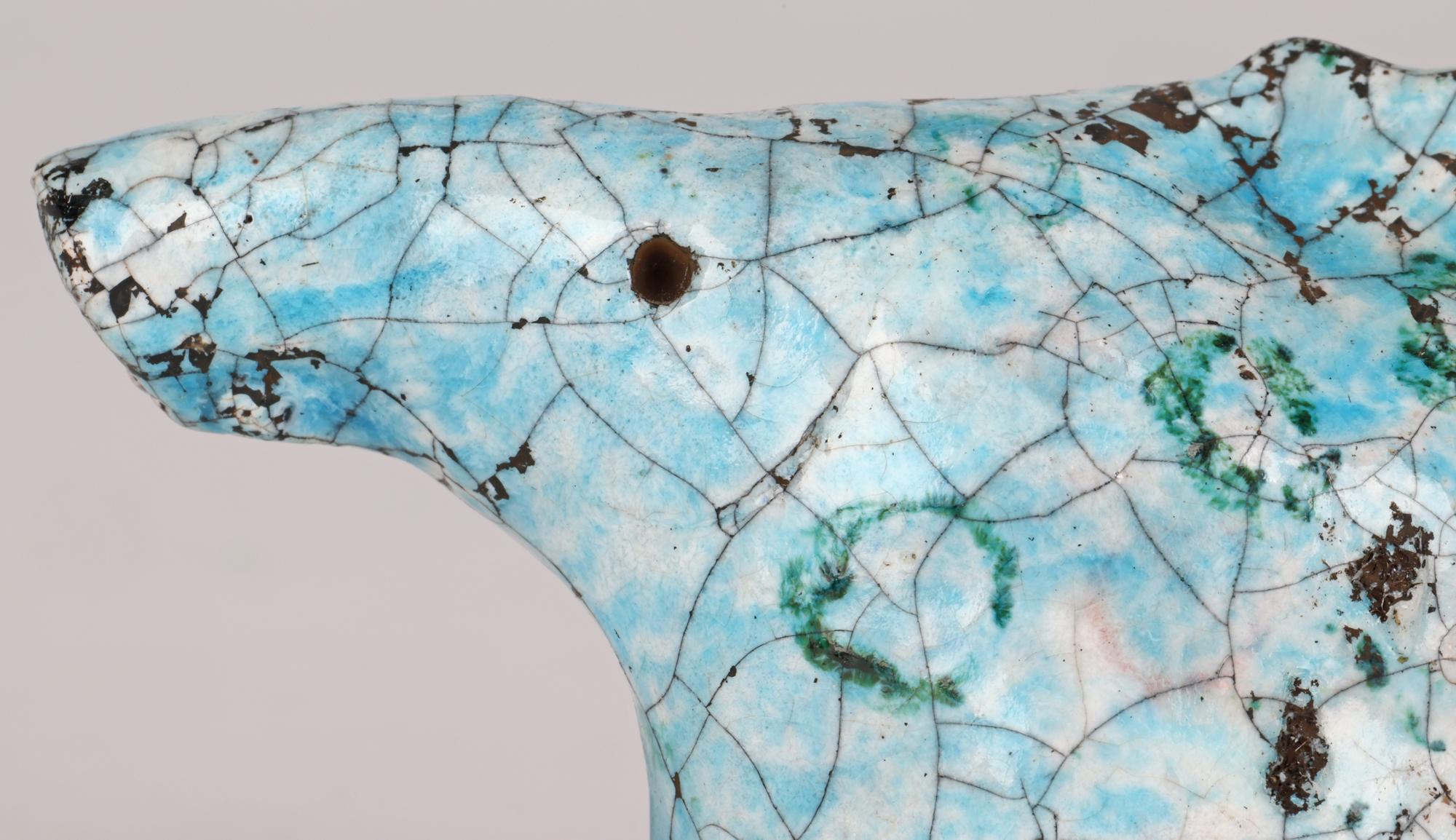 Une très belle sculpture de petite tête de cheval en grès raku émaillé dans des glaçures bleues et blanches brillantes avec une finition de craquelure noire par le célèbre artiste céramiste Eric James Mellon (britannique, 1925-2014) et daté de 1982
