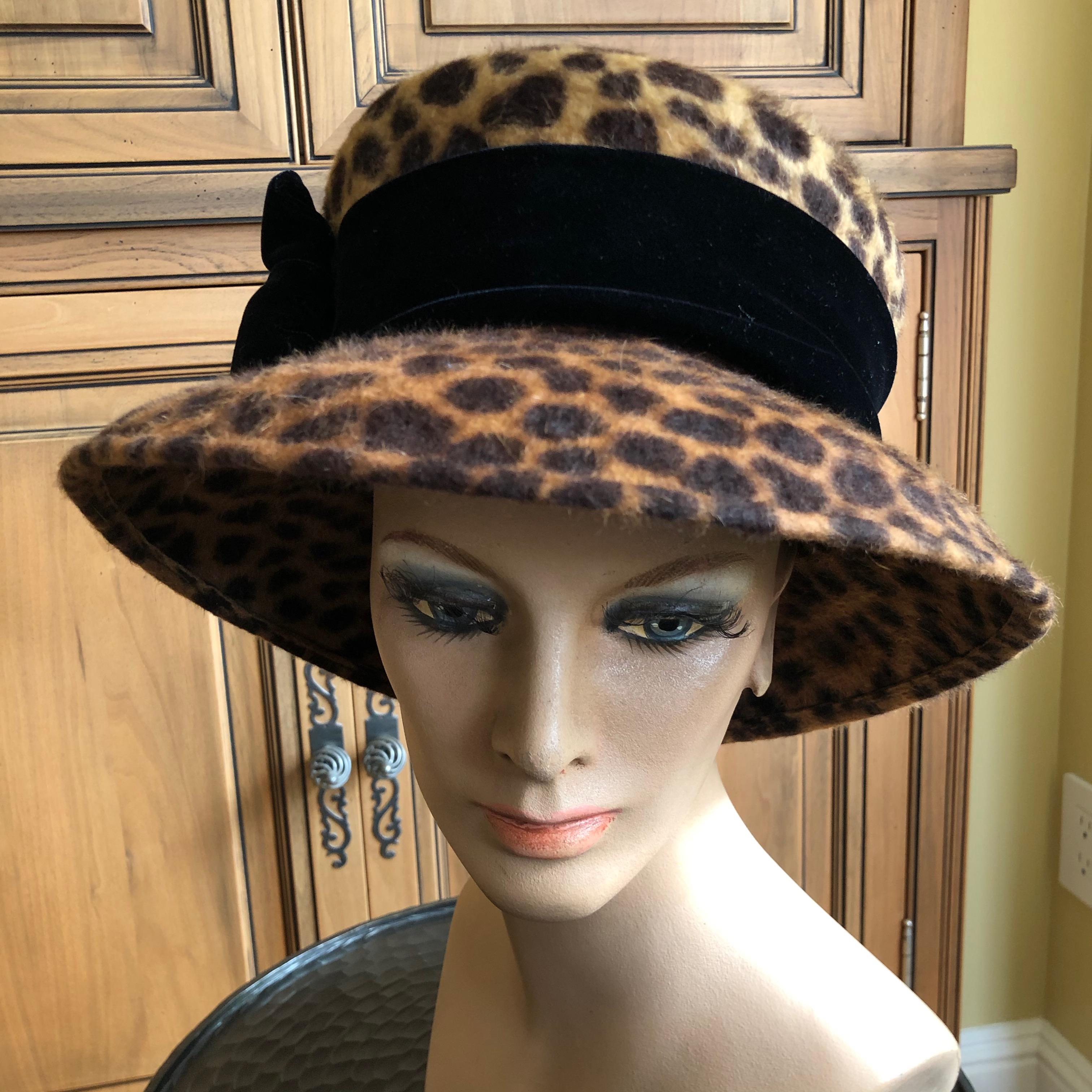 Eric Javits Plush Leopard Print Velvet Hat With Black Velvet Band
22.5 inch circumfrence.
In excellent condition