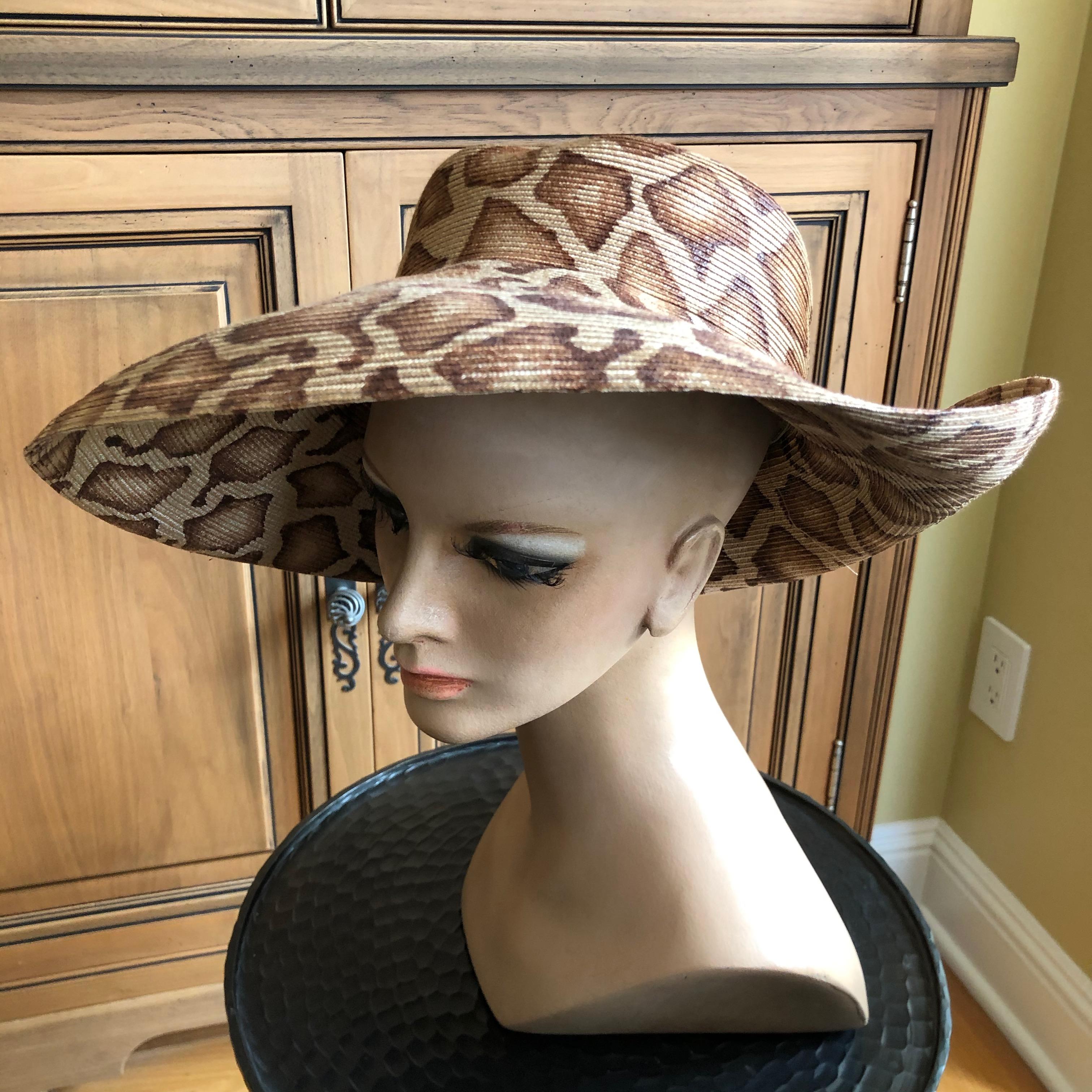 Eric Javits Wide Brim Giraffe Print Straw Hat
22.5 inch circumfrence.
In excellent pre owned condition