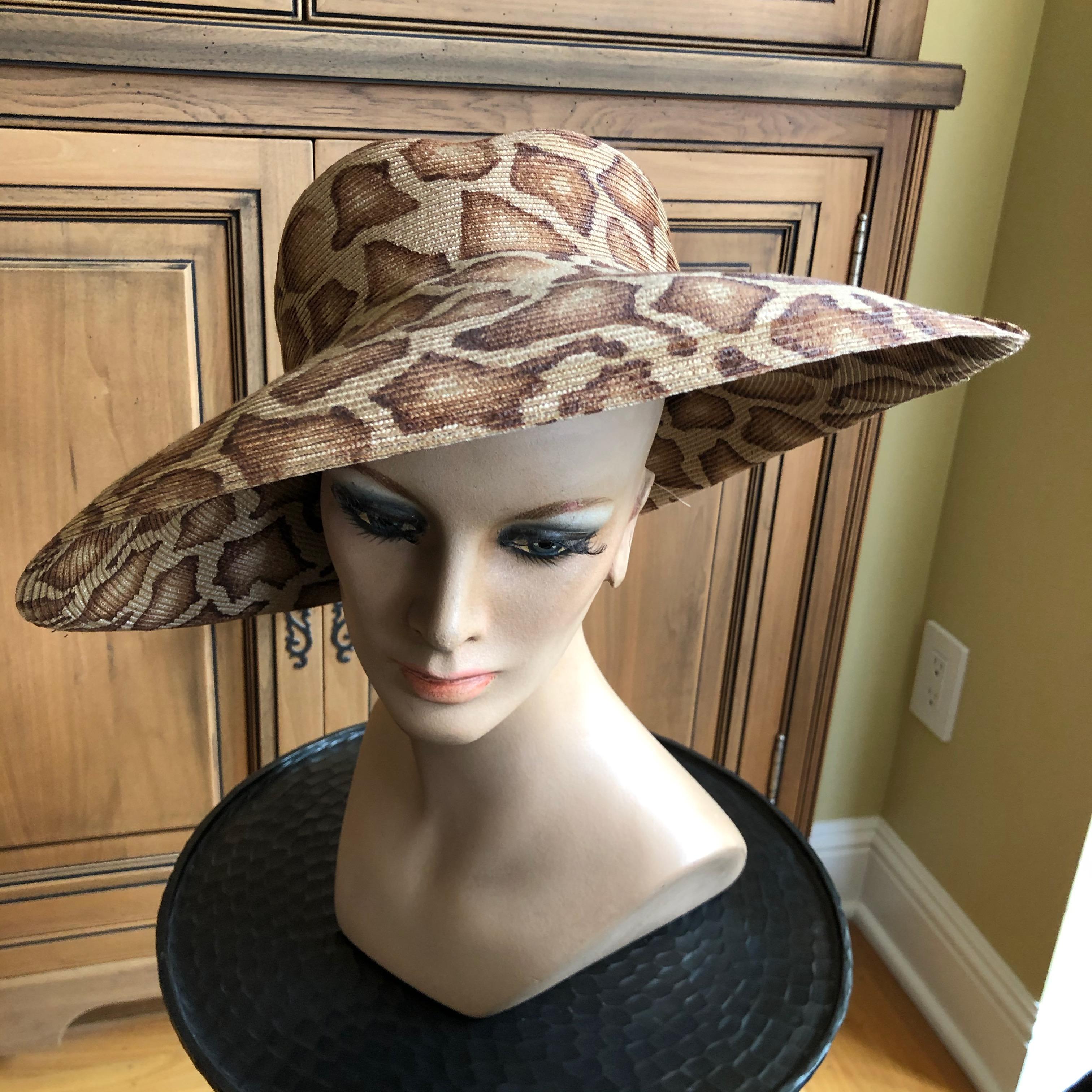 Eric Javits Wide Brim Giraffe Print Straw Hat In Good Condition For Sale In Cloverdale, CA