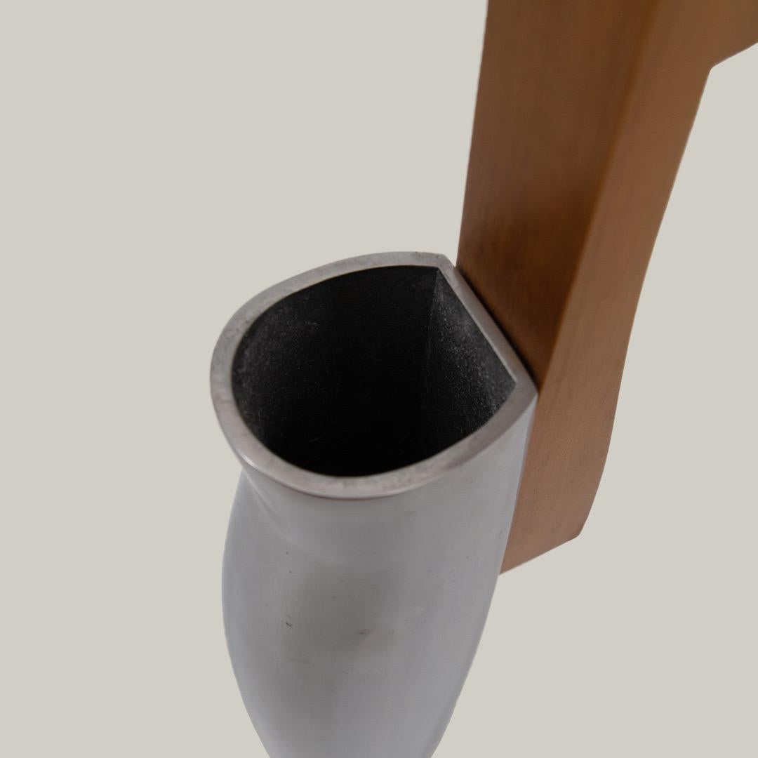 This Bron-ir-or pitcher was designed in 1991 by Éric Jourdan and edited by Ardi. The pitcher is made of casted aluminium with a walnut handle.

This model was showcased during the 1992 World’s fair in Sevilla (Exposición universal de Sevilla