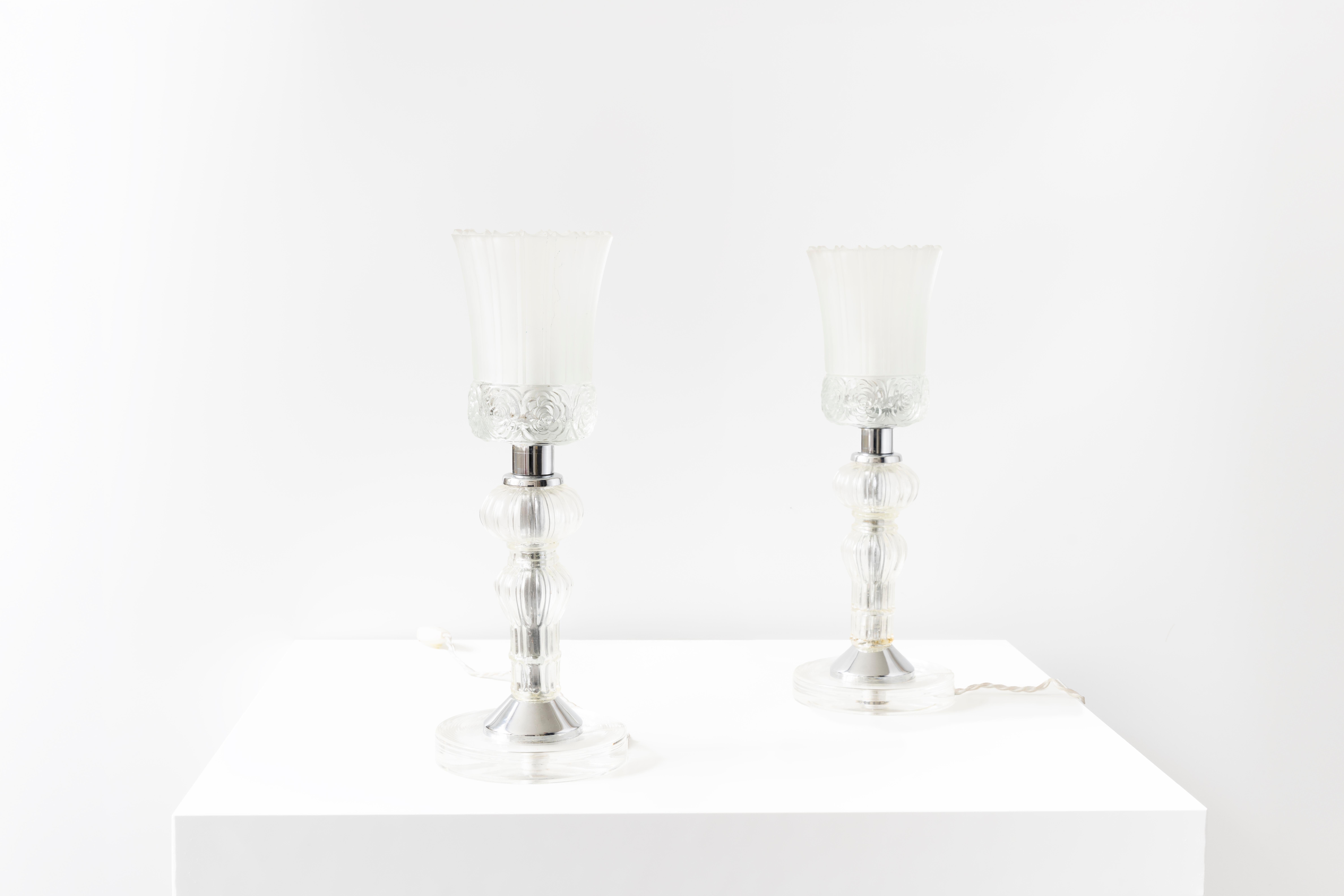 Autre Eric Katz, paire de lampes de bureau françaises vintage en verre sablé et chrome en vente