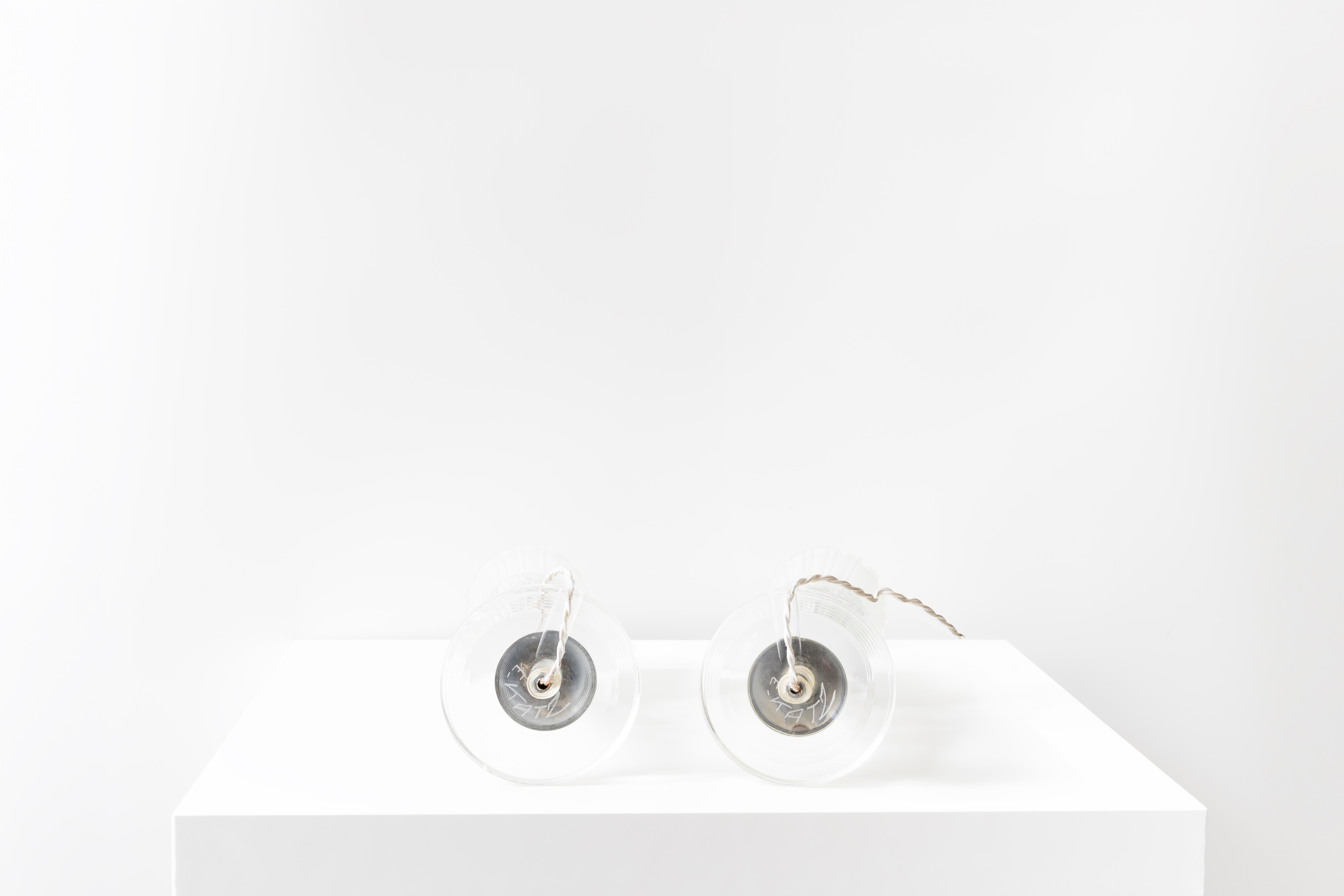 Verre Eric Katz, paire de lampes de bureau françaises vintage en verre sablé et chrome en vente