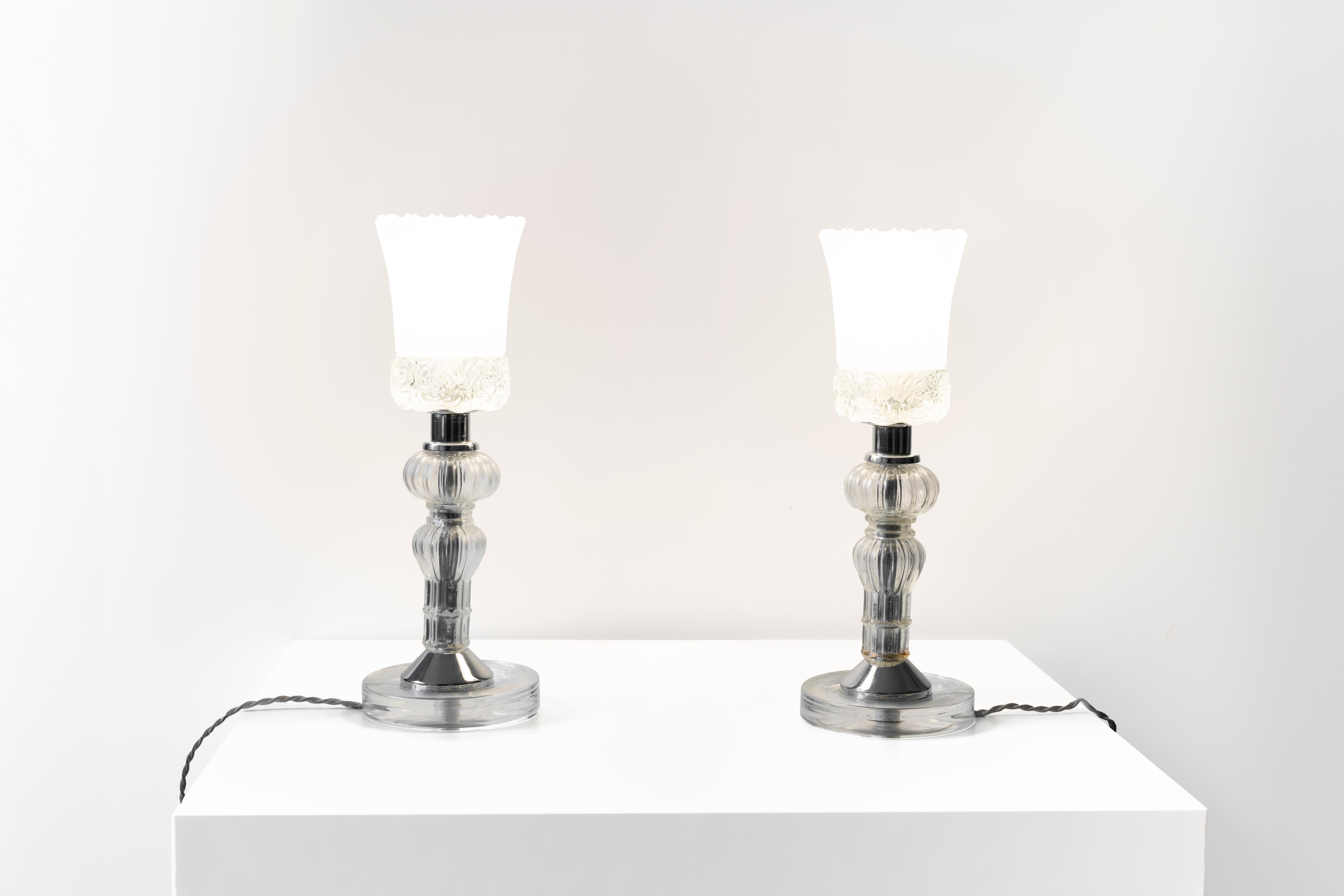 Eric Katz, paire de lampes de bureau françaises vintage en verre sablé et chrome en vente 1