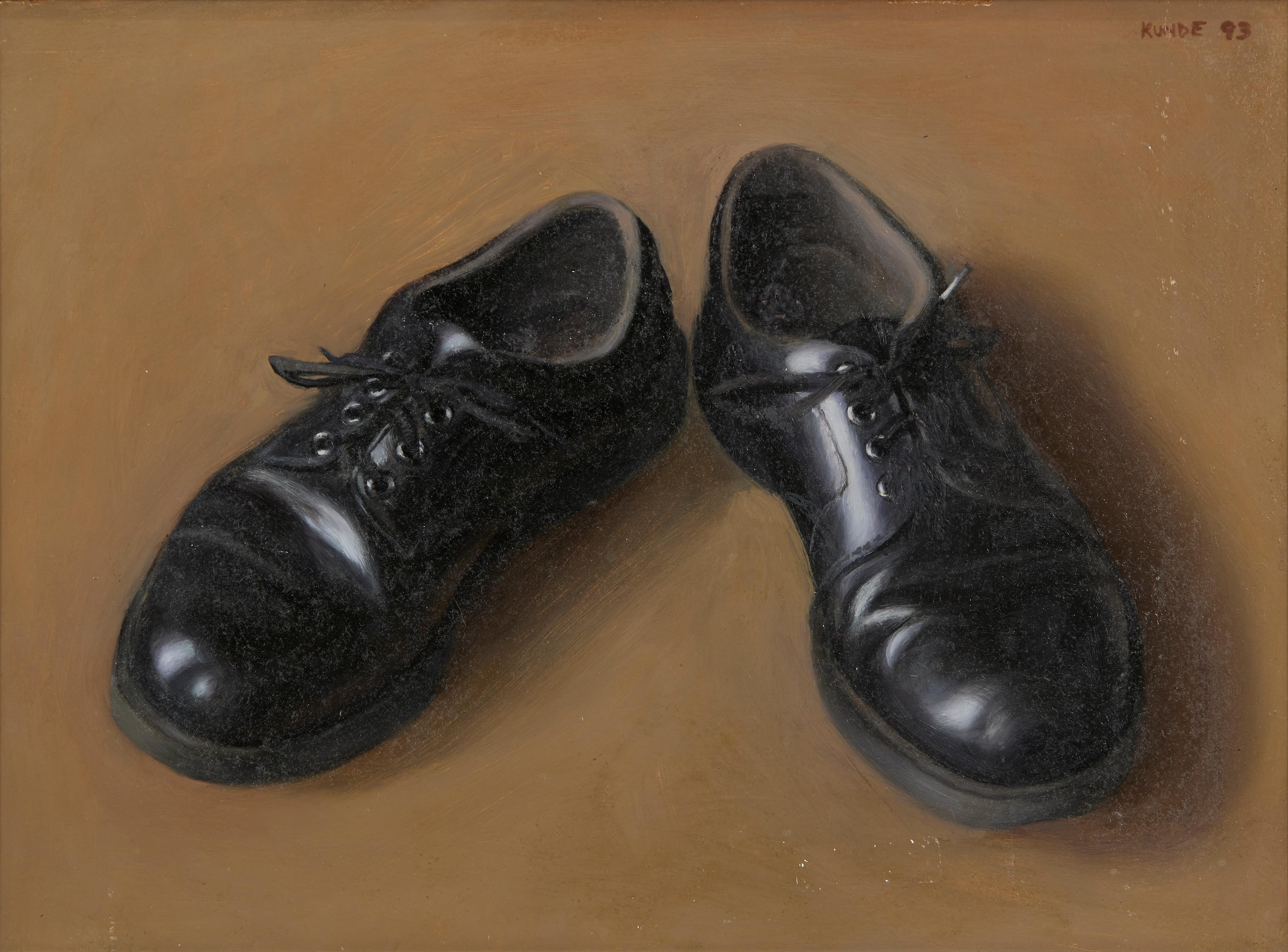 Stilleben mit schwarzen Lederschuhen – Painting von Eric Kunde