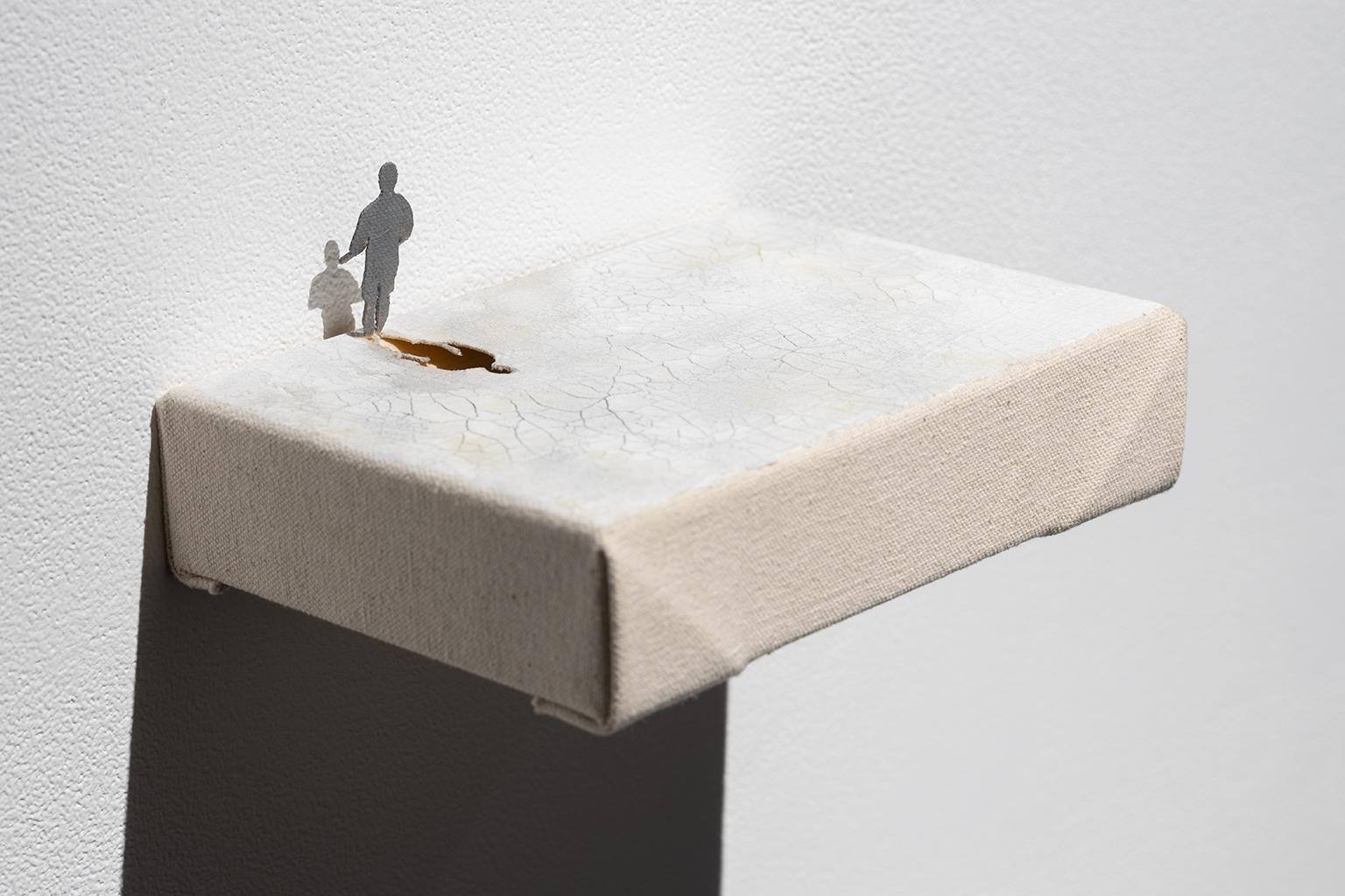 Eric Lamontagne Figurative Painting – Frapper un mur